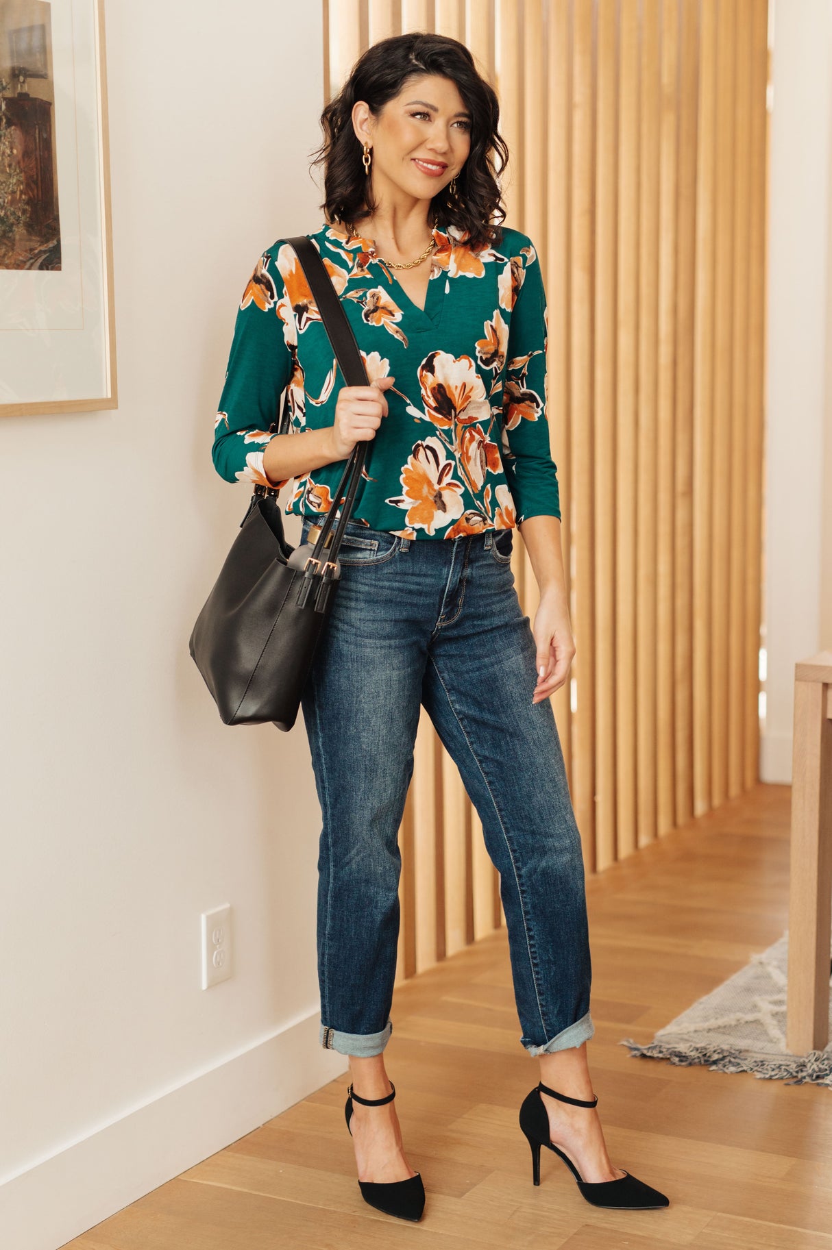 Top "Pienso diferente" con estampado floral verde azulado