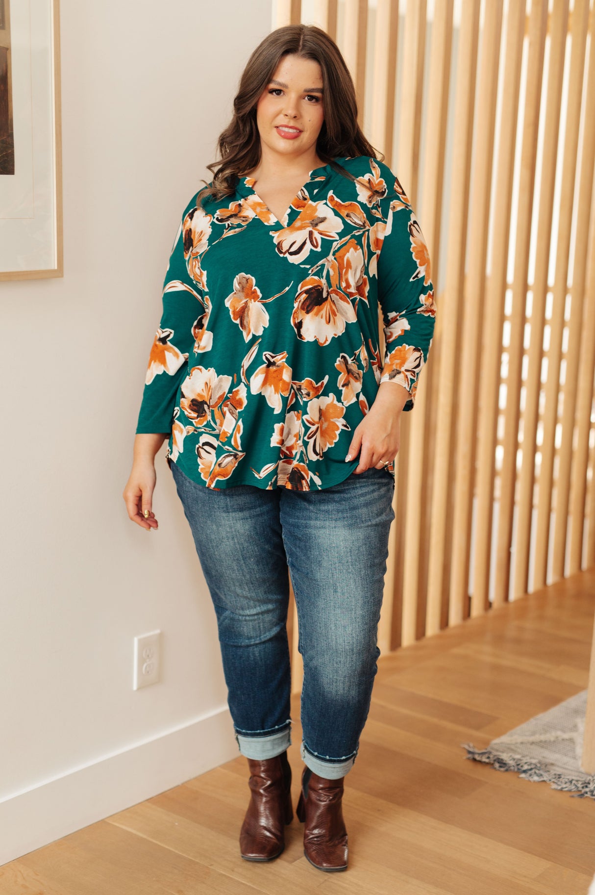Top "Pienso diferente" con estampado floral verde azulado