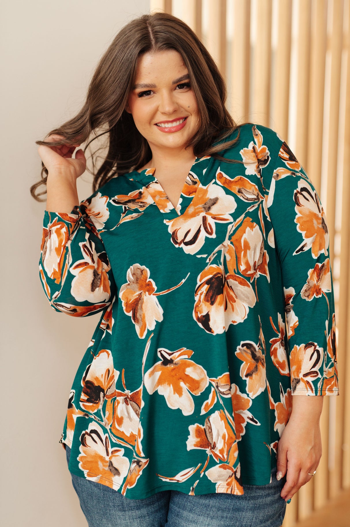 Top "Pienso diferente" con estampado floral verde azulado
