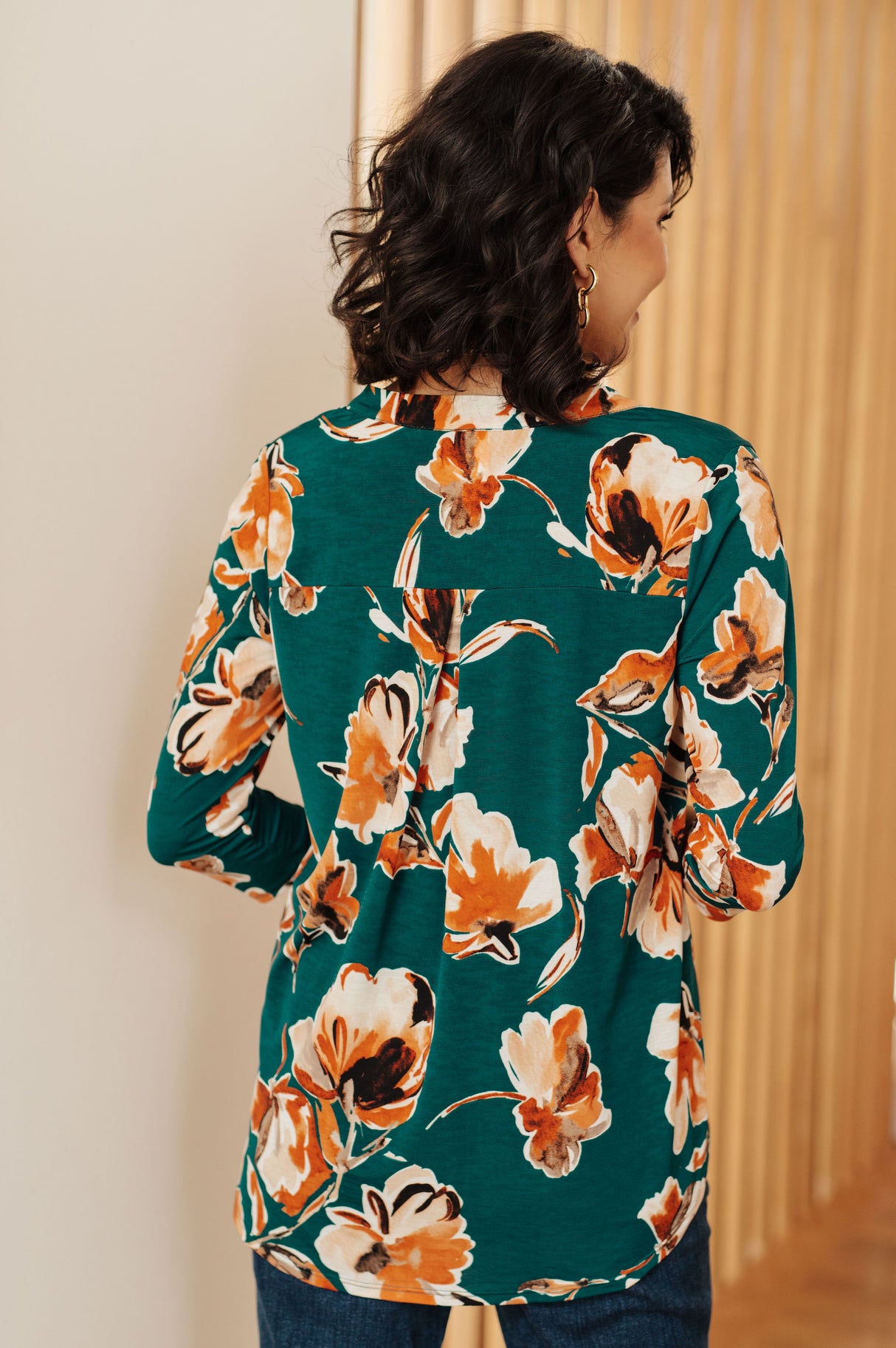 Top "Pienso diferente" con estampado floral verde azulado