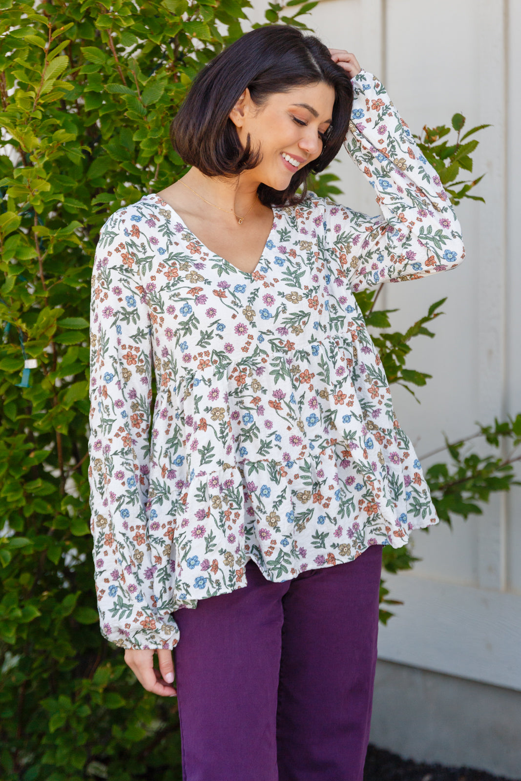 Top floral con cuello en V "Creo que puedo"