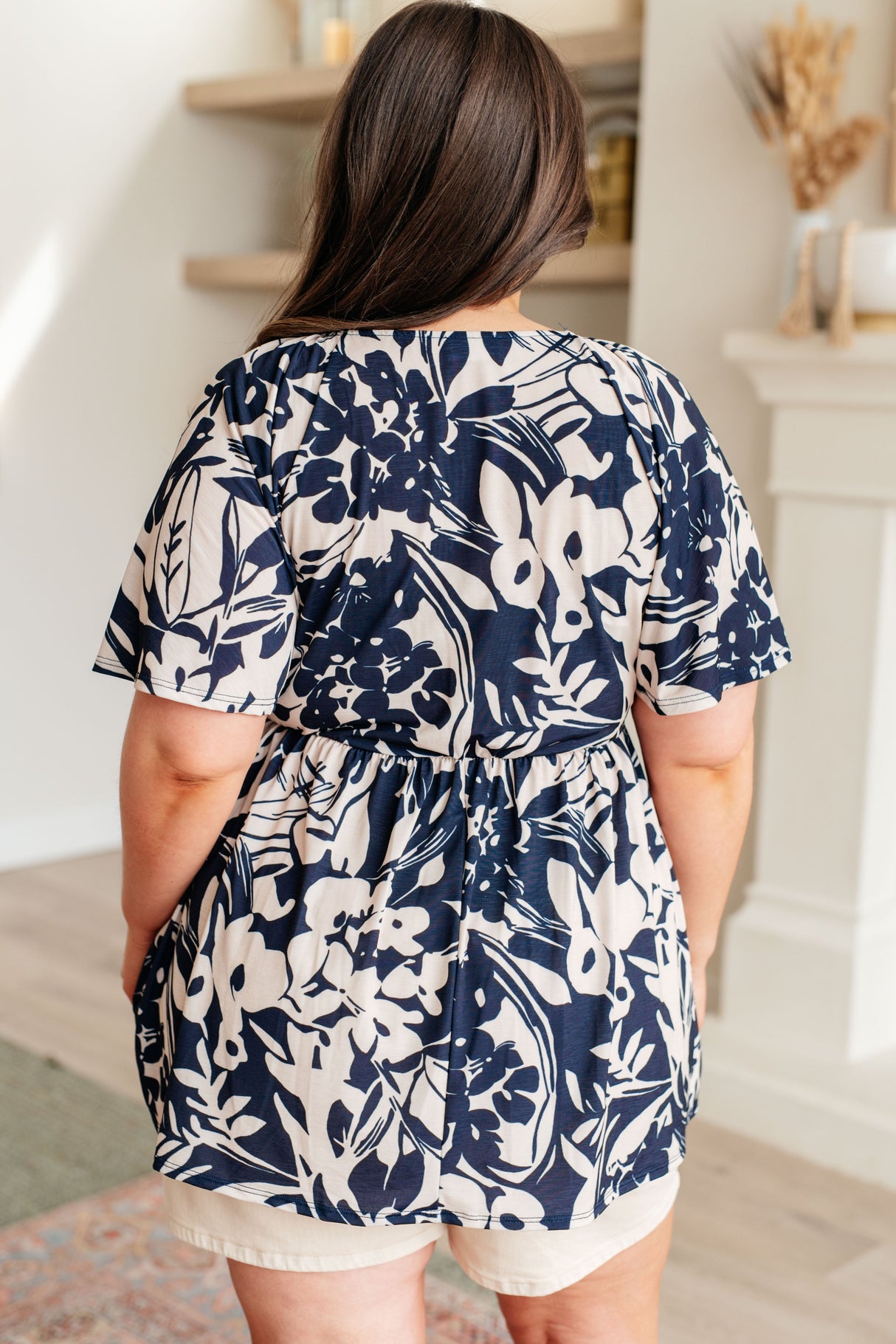 Top con escote en V y estampado floral en contraste