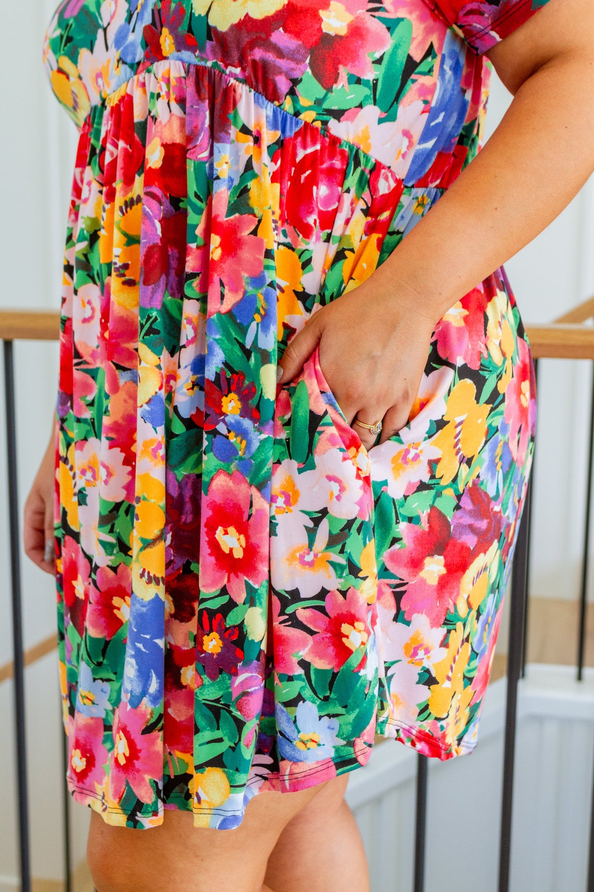 Vestido floral en el jardín