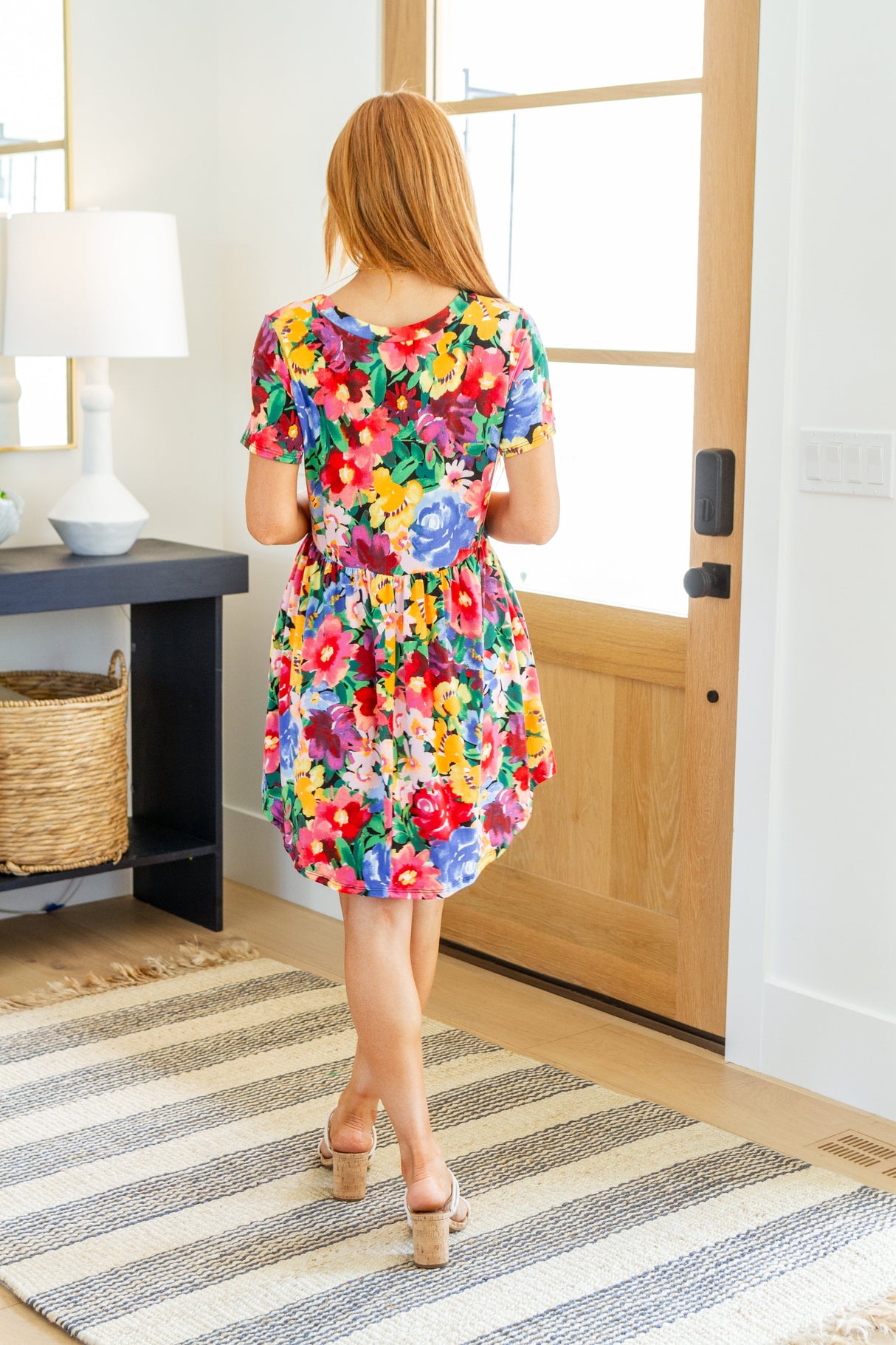 Vestido floral en el jardín