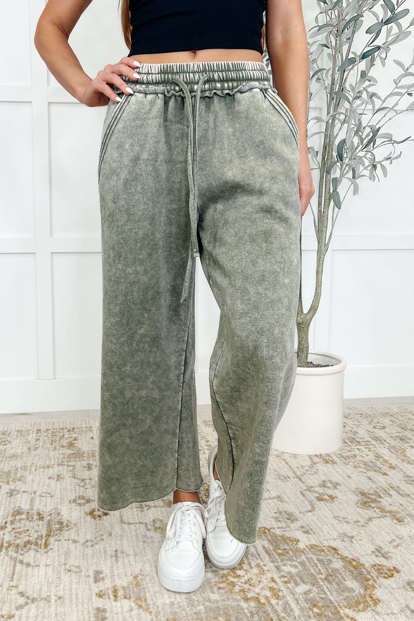 Pantalones cortos de pierna ancha In or Out en verde oliva claro