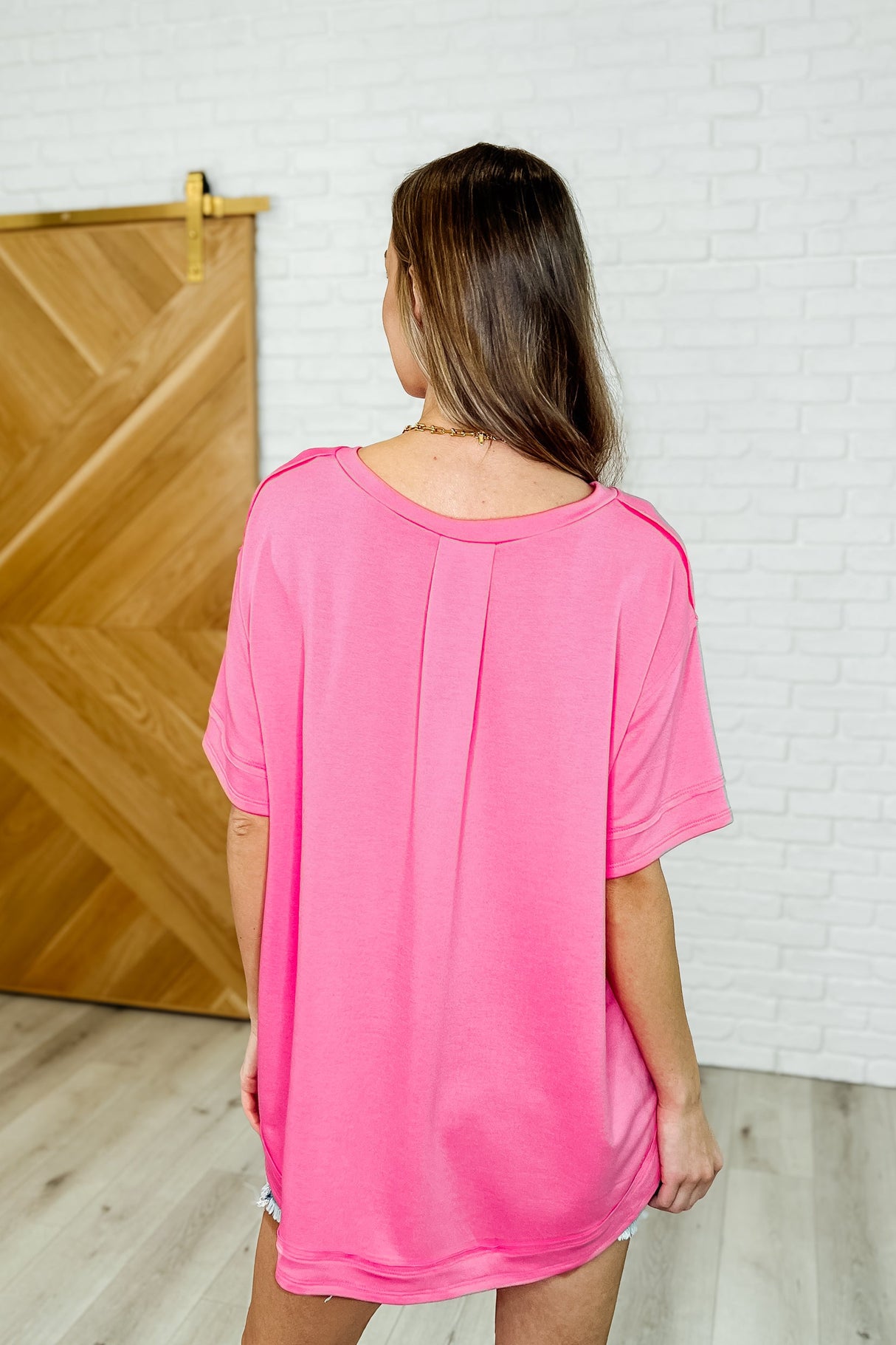 Camiseta con costuras expuestas en rotación en rosa intenso
