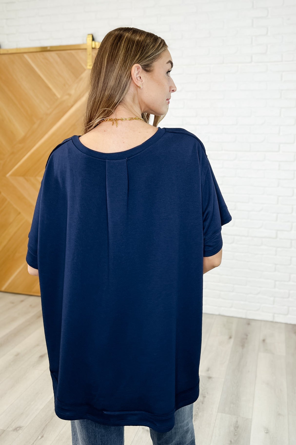 Camiseta con costuras expuestas en rotación en azul marino