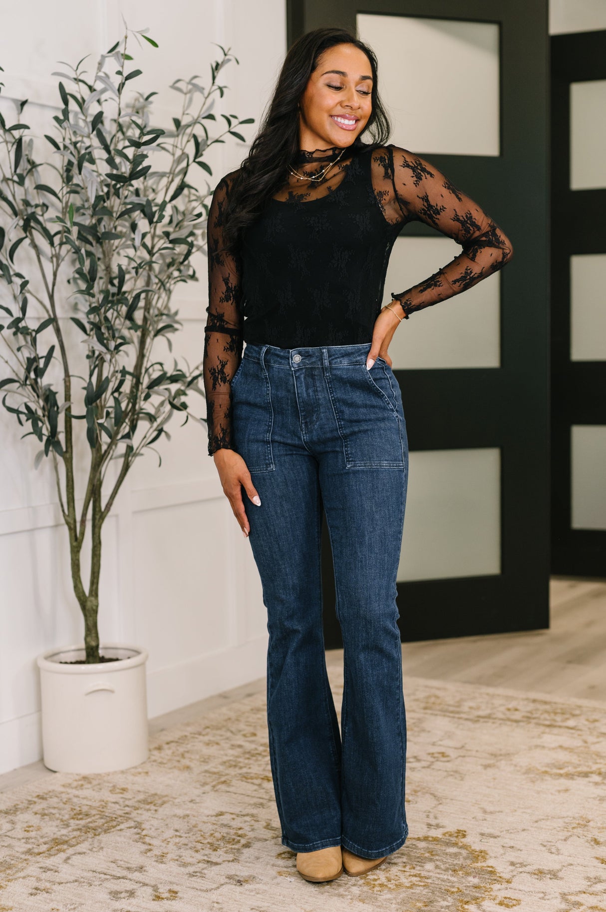 Pantalón acampanado de talle alto Jada con bolsillos de parche