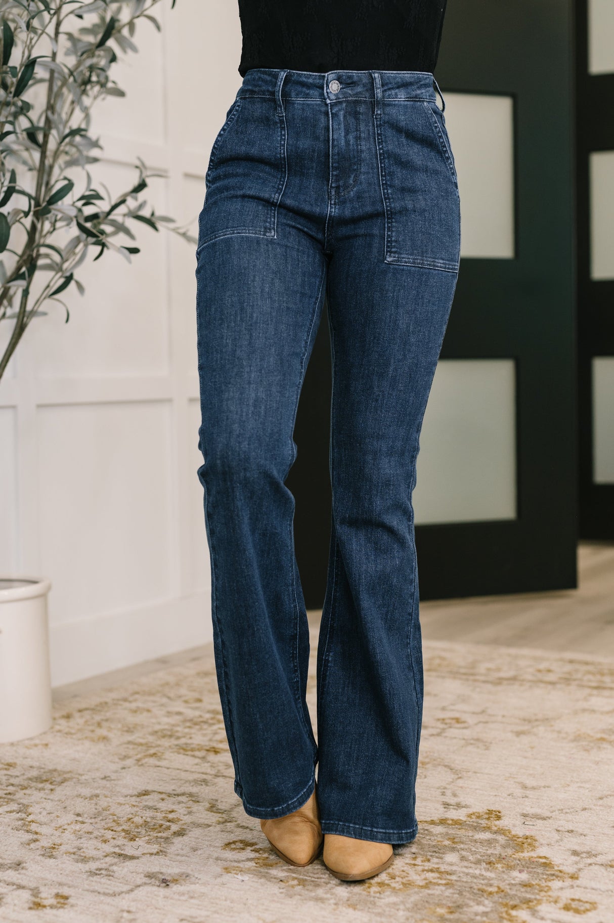 Pantalón acampanado de talle alto Jada con bolsillos de parche