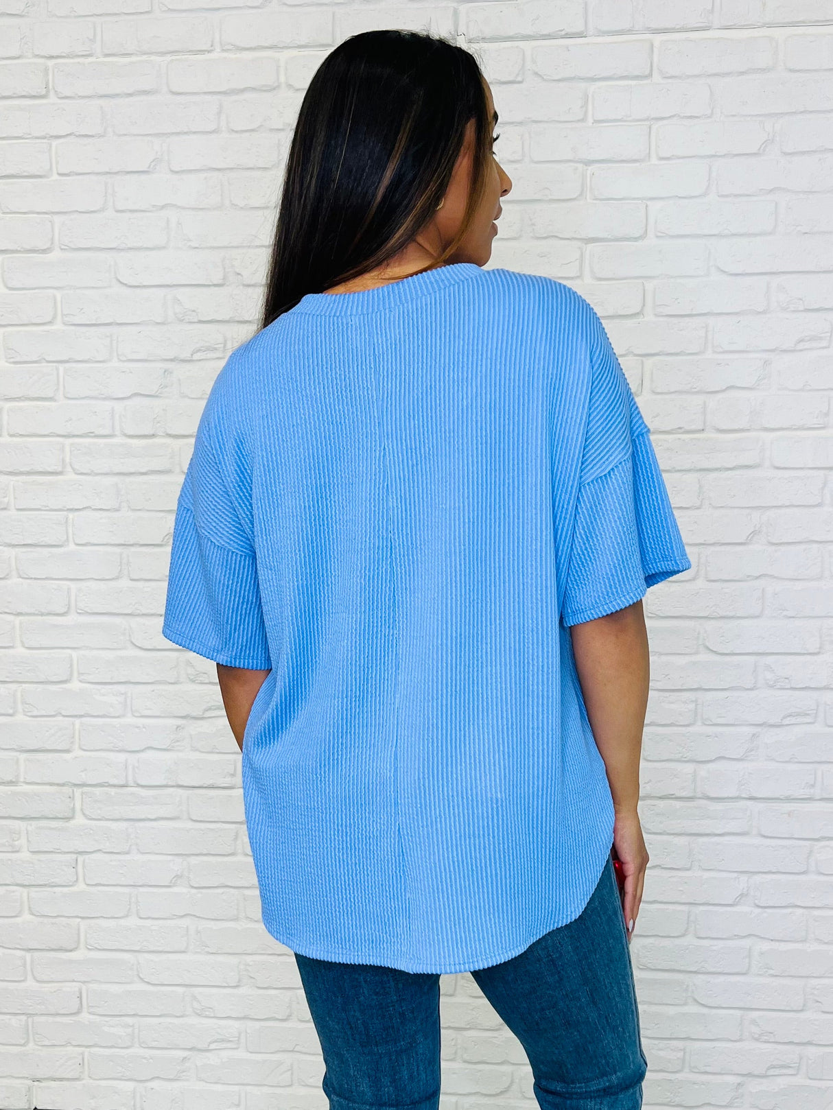 Camiseta básica informal con cuello en V para niña en azul bígaro