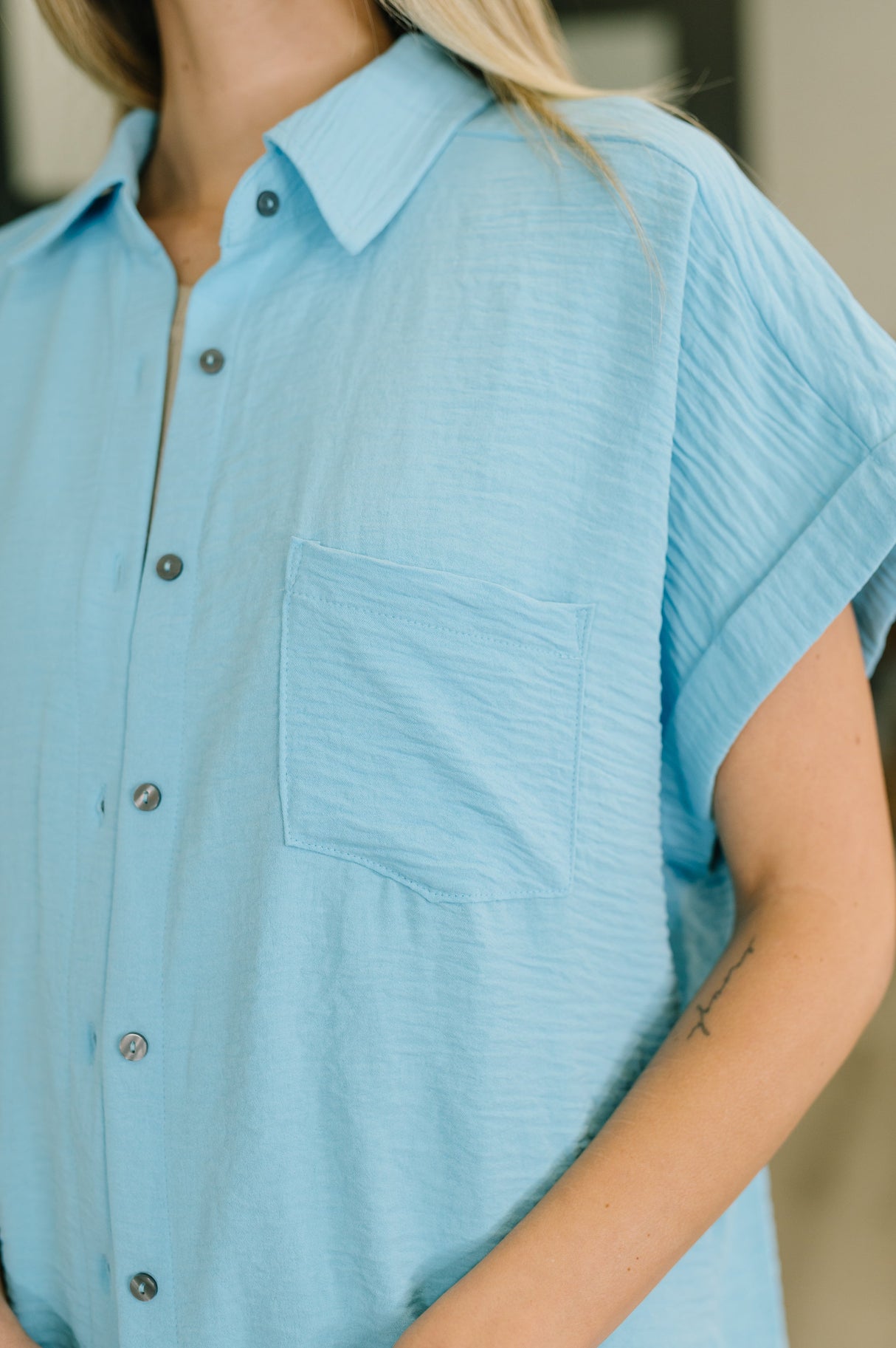 Camisa con botones y cuello Keep Up en azul cielo