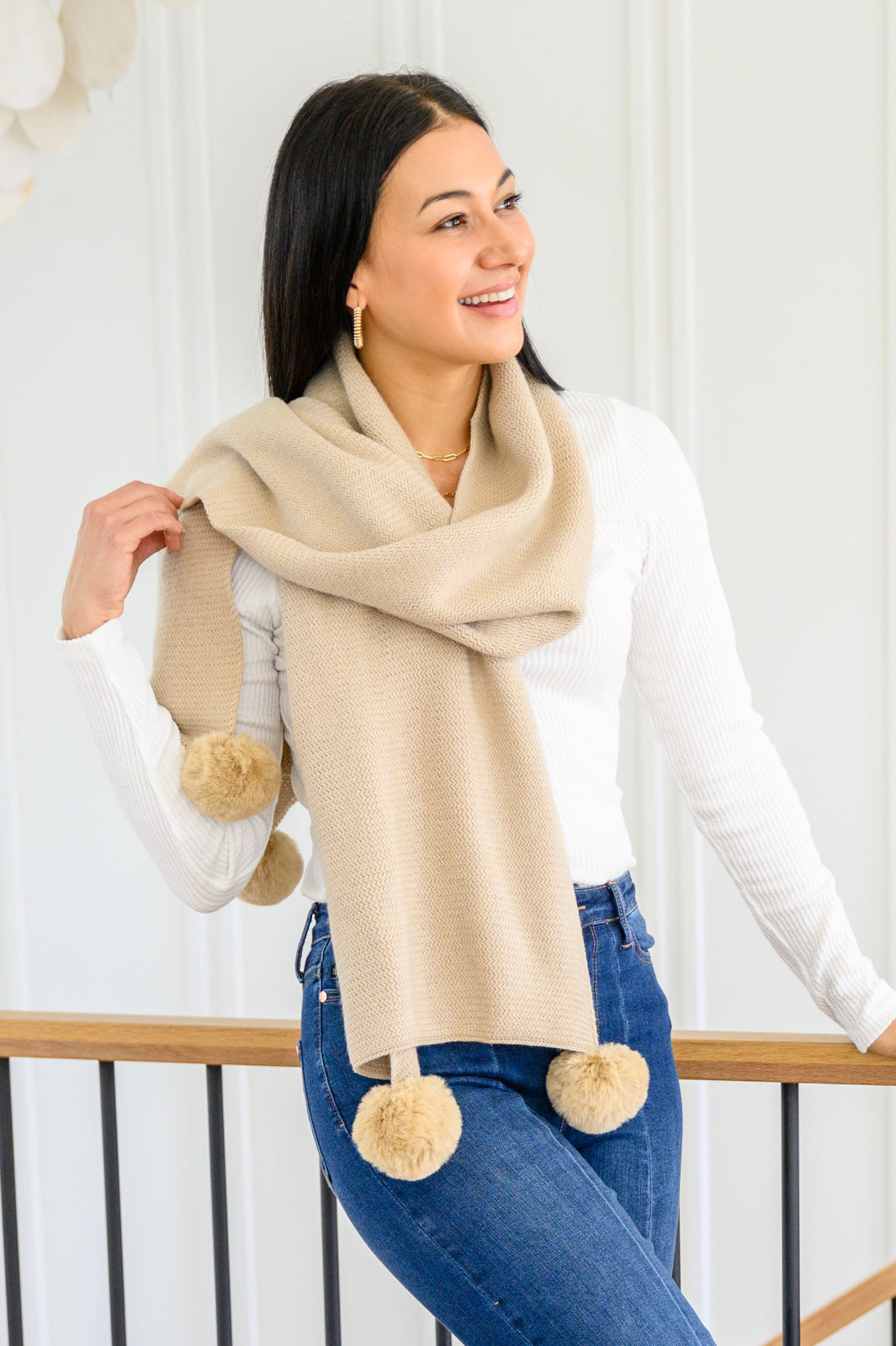 Bufanda de punto con pompones suaves en color beige