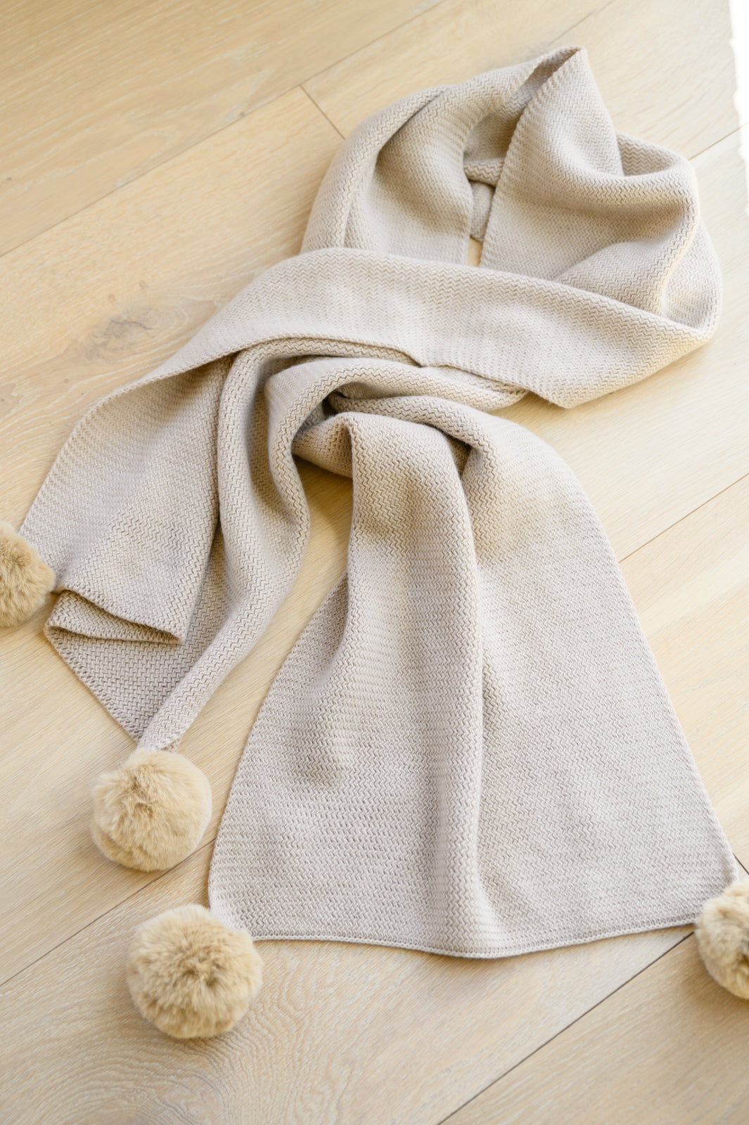 Bufanda de punto con pompones suaves en color beige