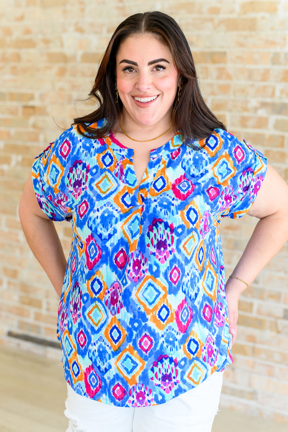 Blusa de manga corta Lizzy en azul y magenta Ikat