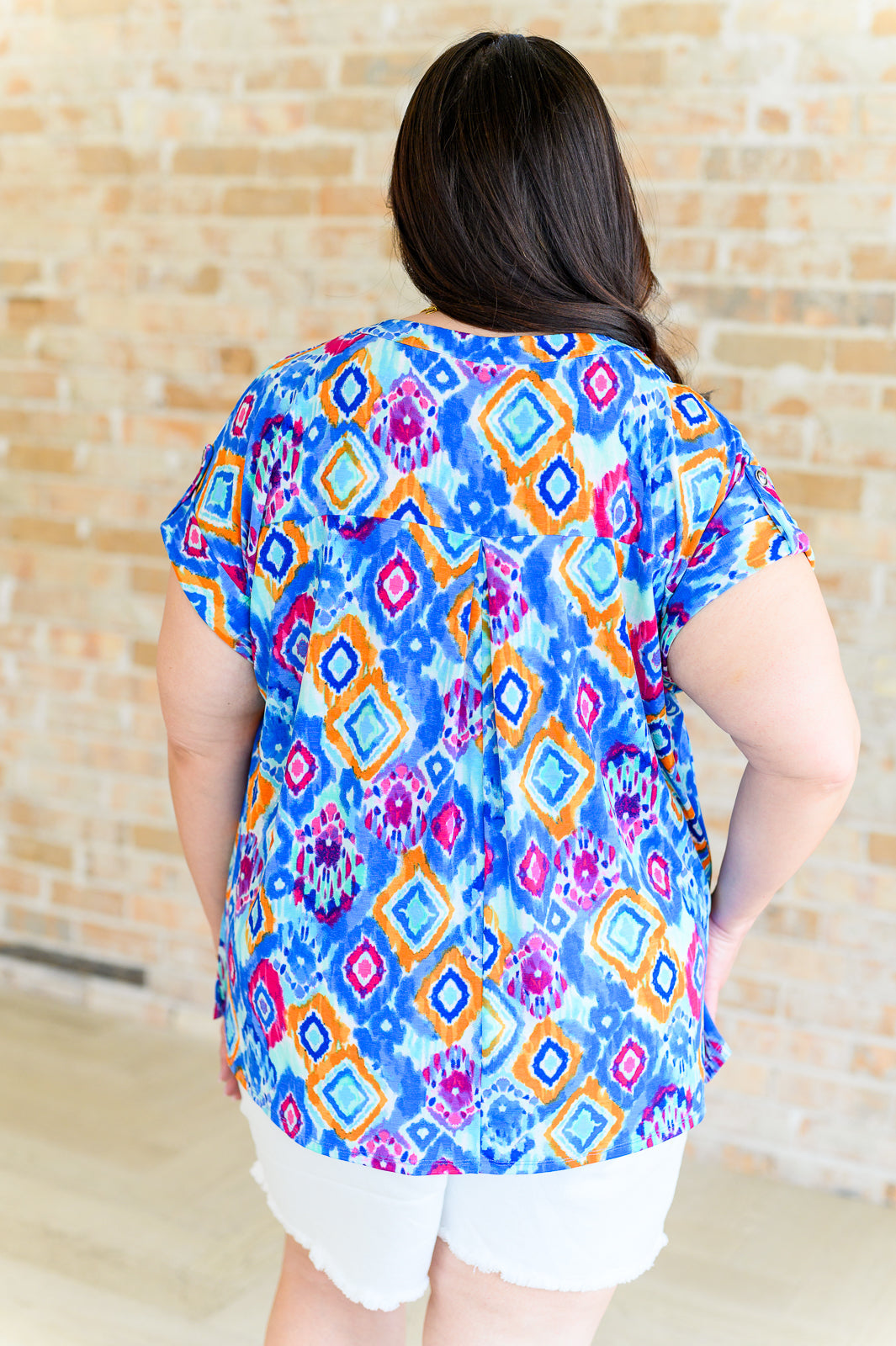 Blusa de manga corta Lizzy en azul y magenta Ikat