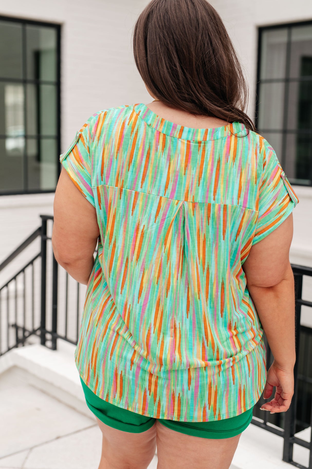 Blusa de manga corta Lizzy en rayas multicolor lima y esmeralda