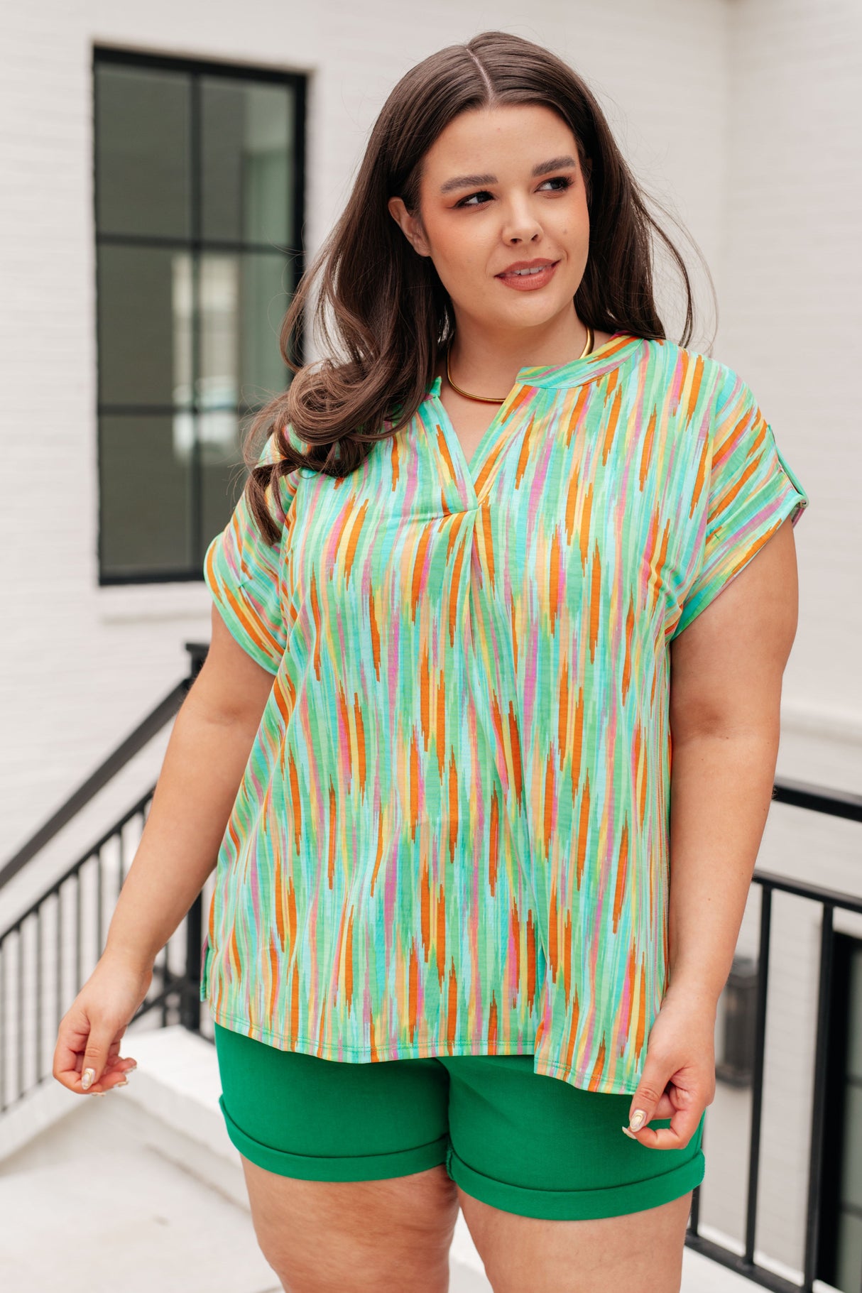 Blusa de manga corta Lizzy en rayas multicolor lima y esmeralda