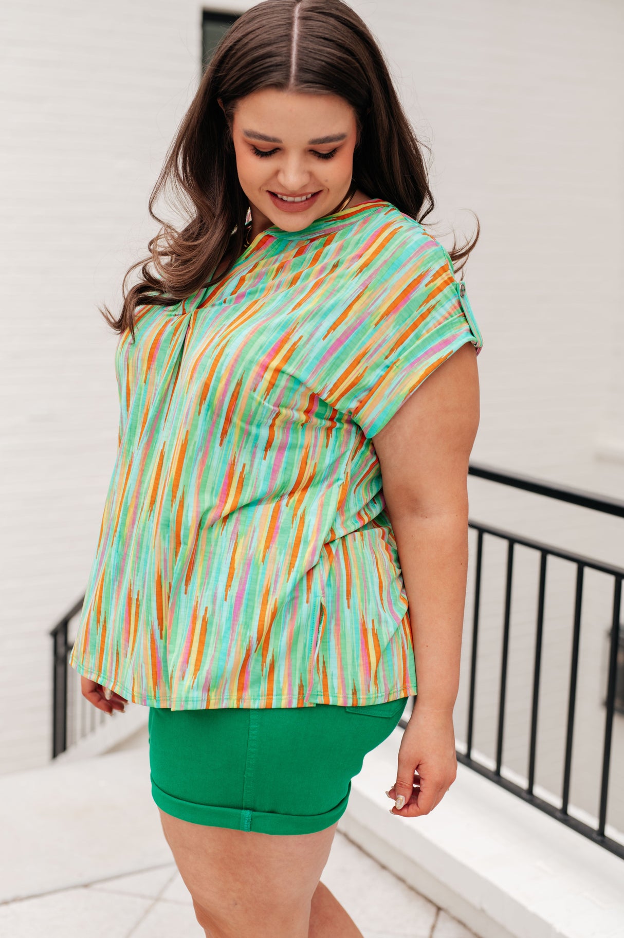 Blusa de manga corta Lizzy en rayas multicolor lima y esmeralda