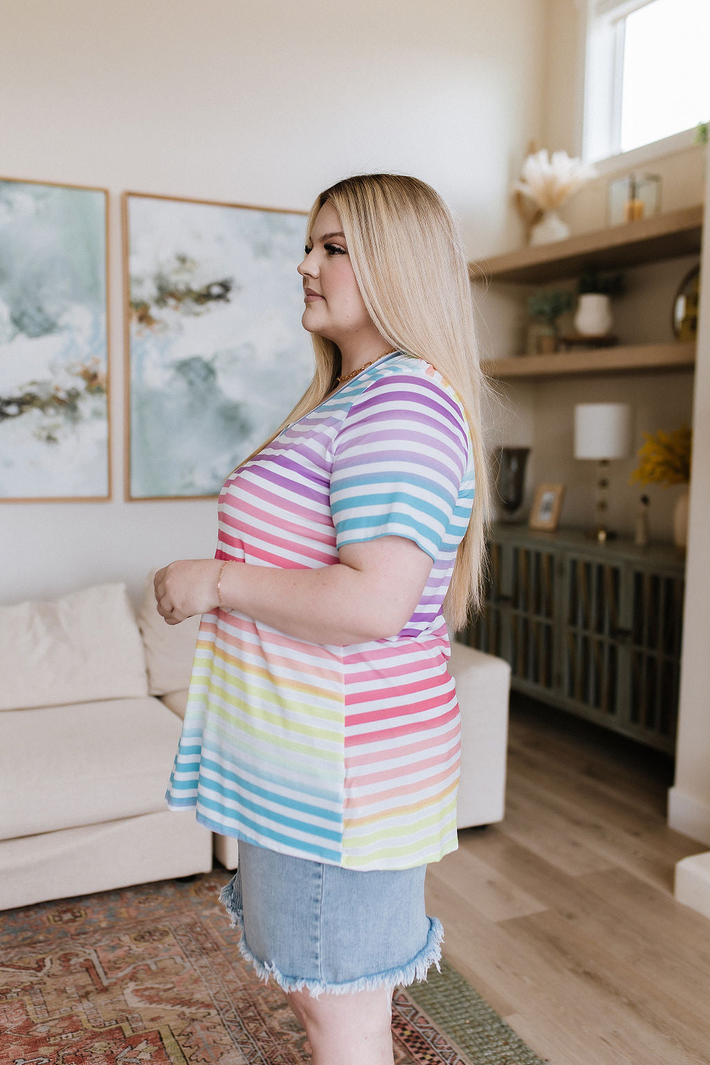 Buscando blusa de rayas con cuello en V de Rainbows