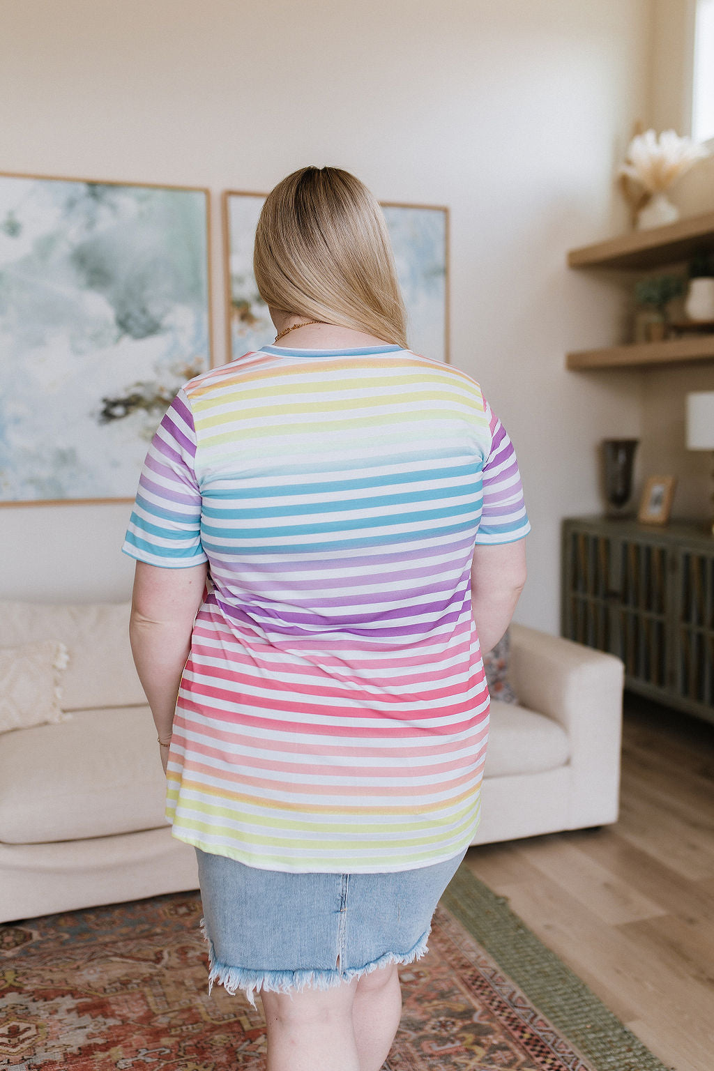 Buscando blusa de rayas con cuello en V de Rainbows