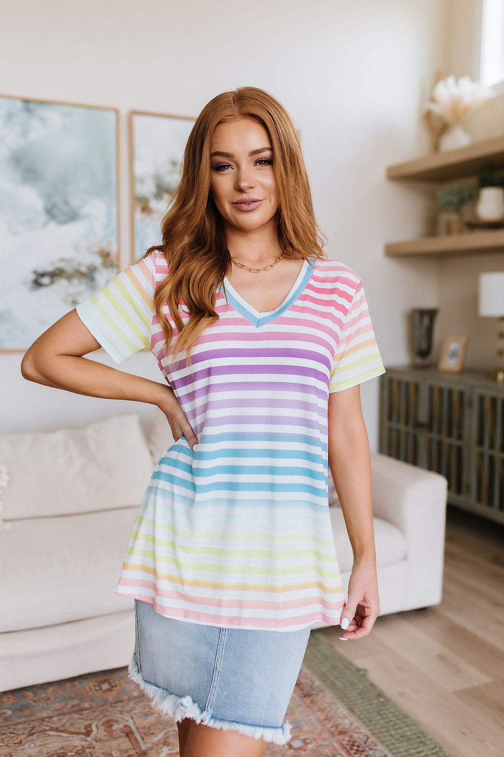 Buscando blusa de rayas con cuello en V de Rainbows