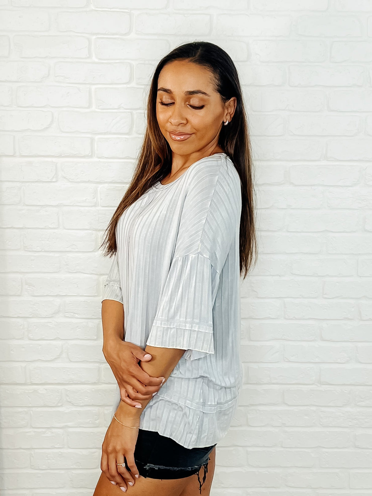 Blusa básica extragrande de Loosely Speaking en gris claro