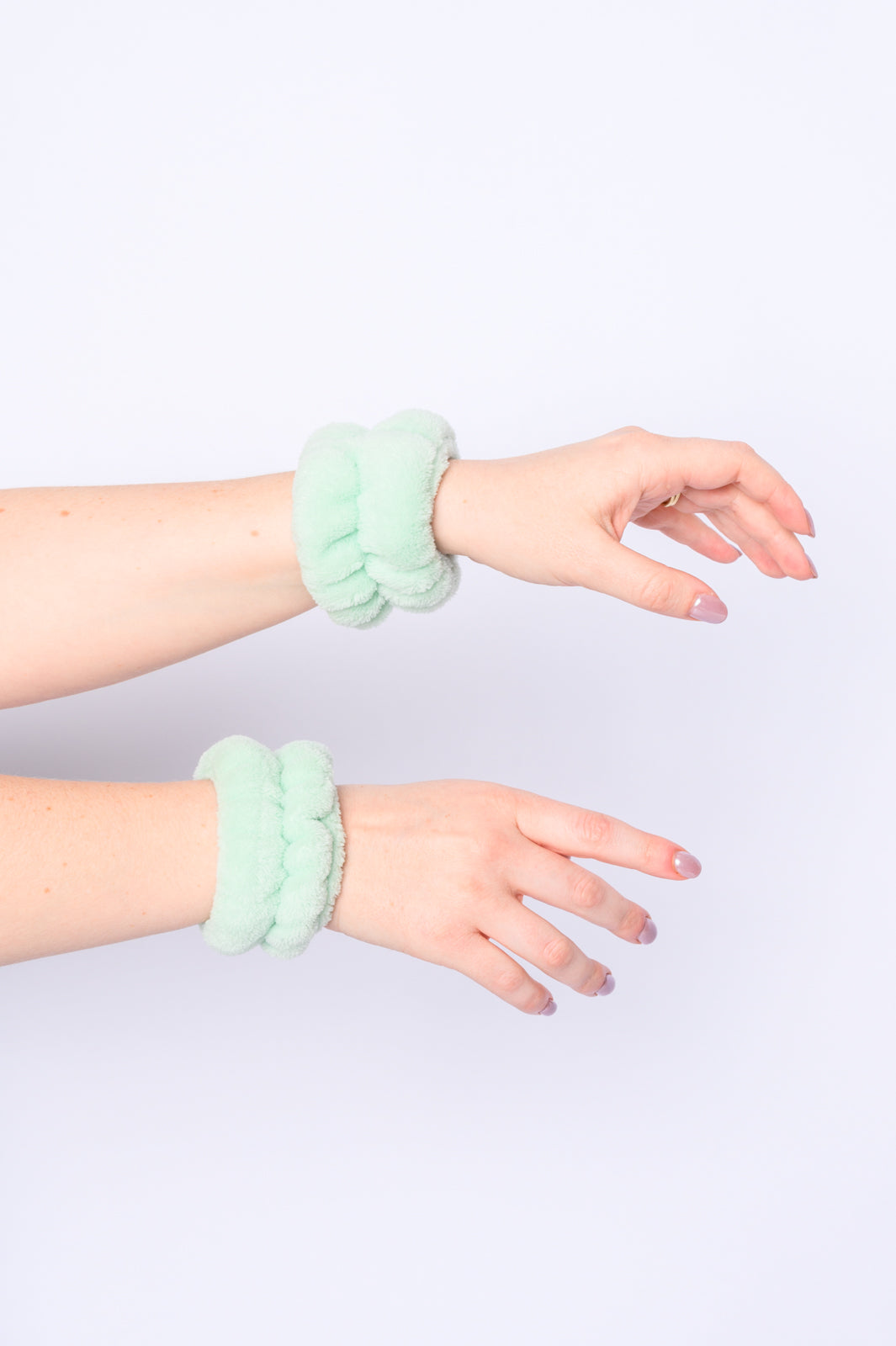 Conjunto de diadema y pulsera Lost in the Moment en verde