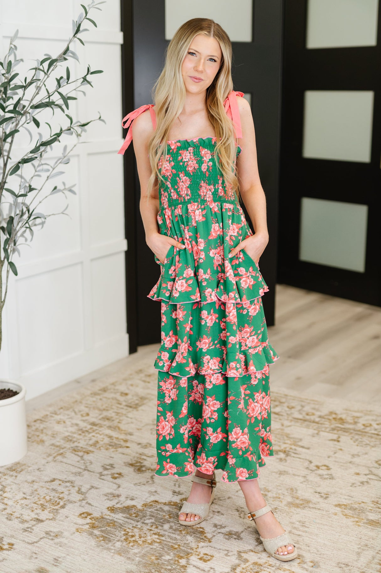 Vestido escalonado de bajo esfuerzo y alto impacto en verde/coral