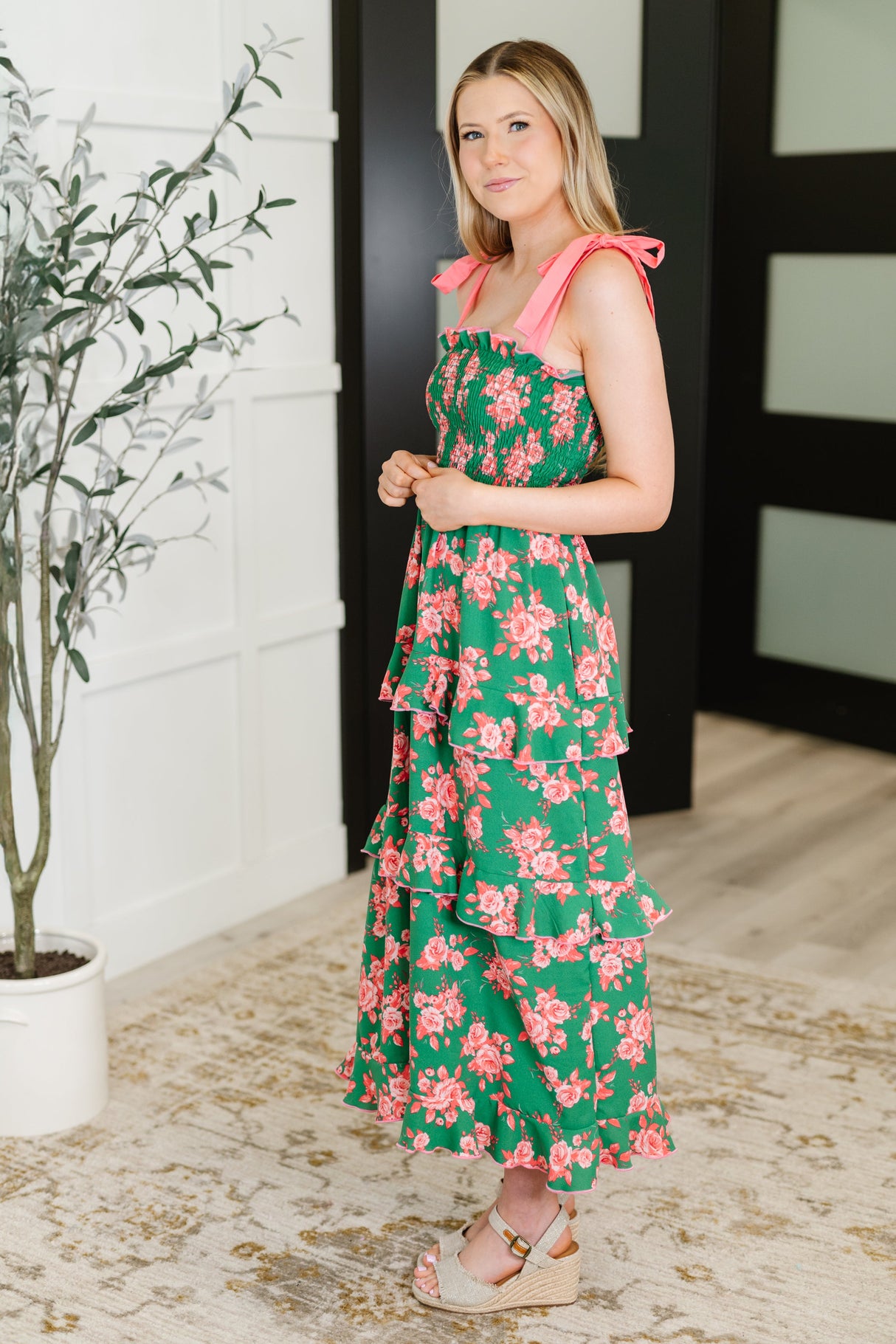 Vestido escalonado de bajo esfuerzo y alto impacto en verde/coral