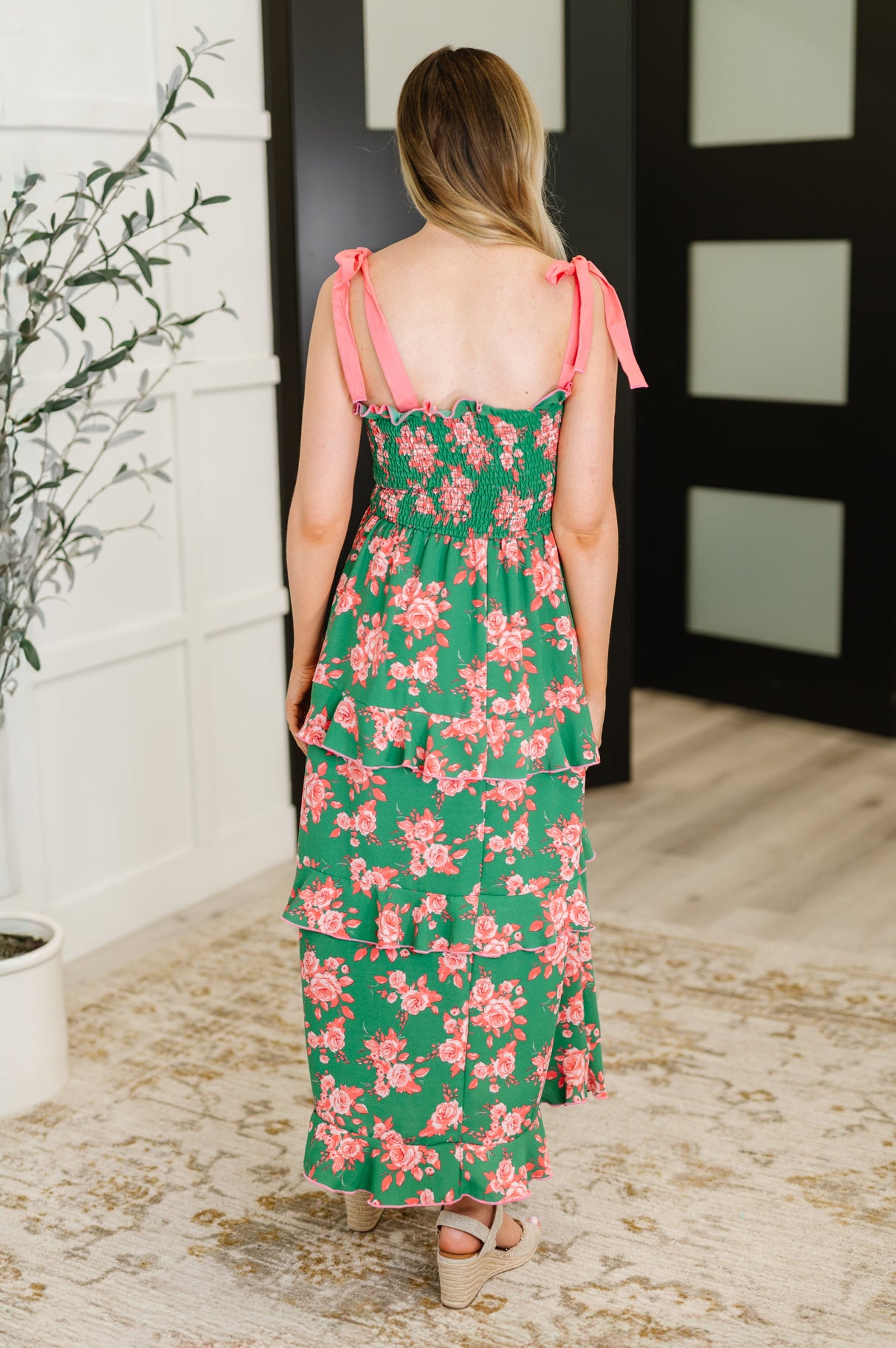 Vestido escalonado de bajo esfuerzo y alto impacto en verde/coral