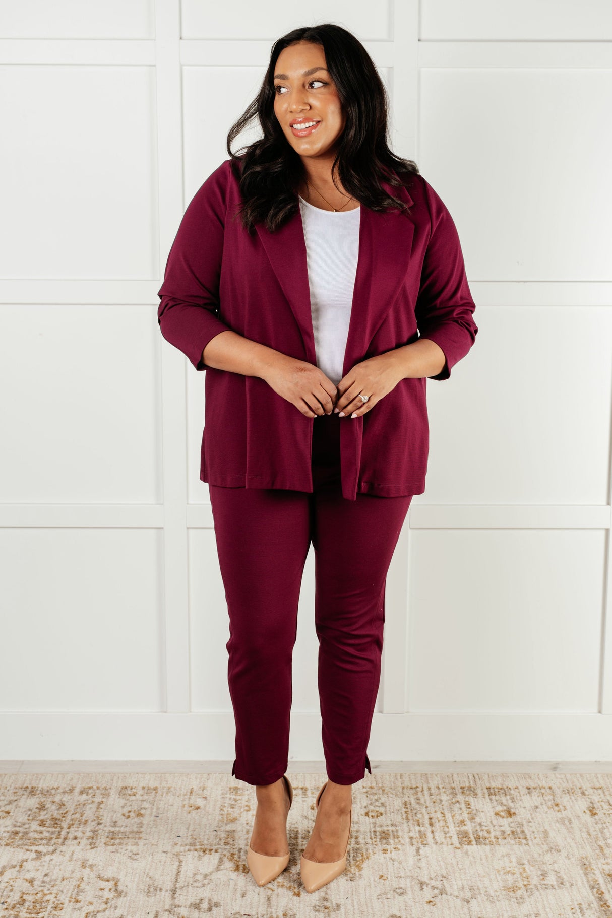 Pantalones pitillo tobilleros Magic en color vino