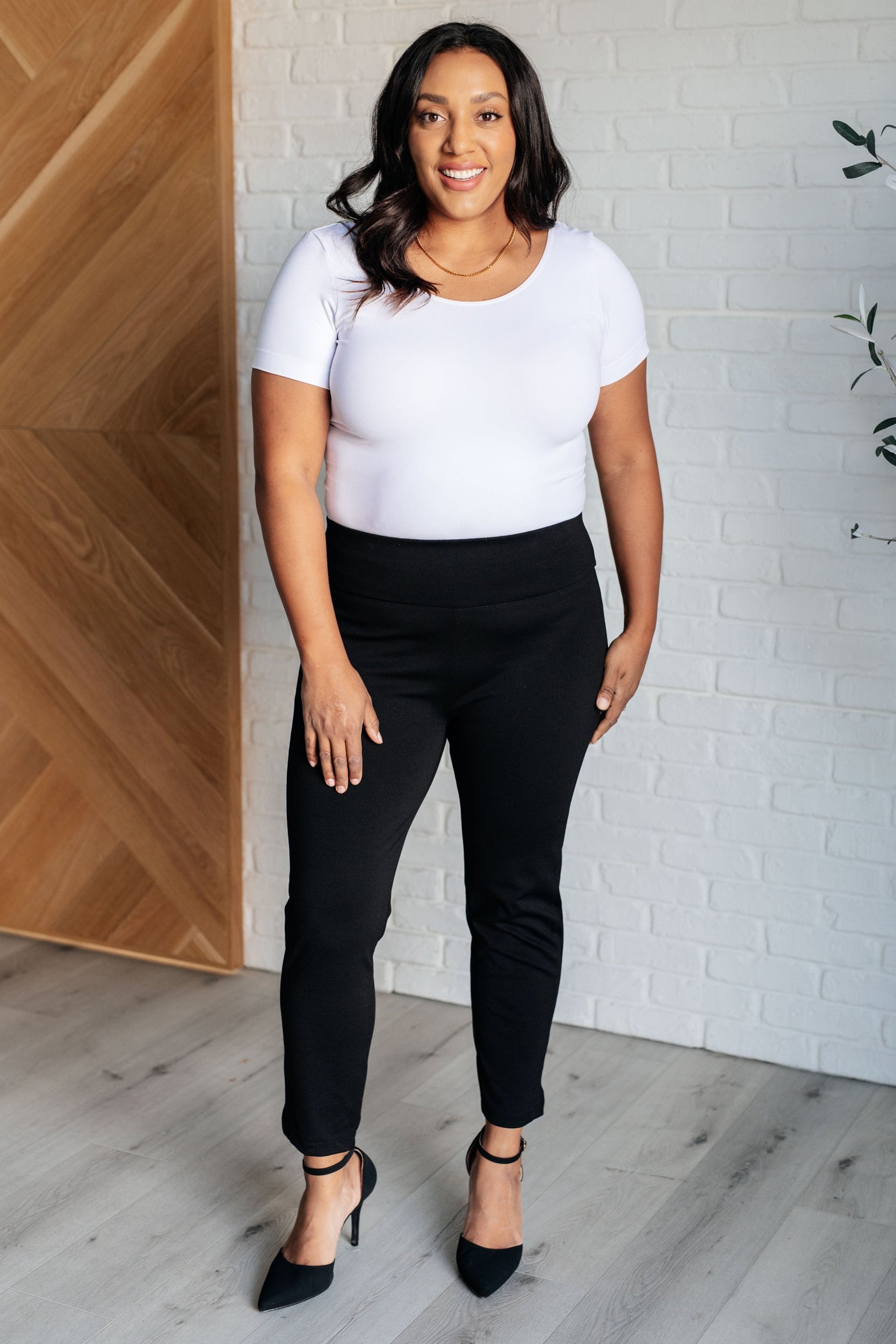 Pantalones pitillo negros con corte tobillero mágico