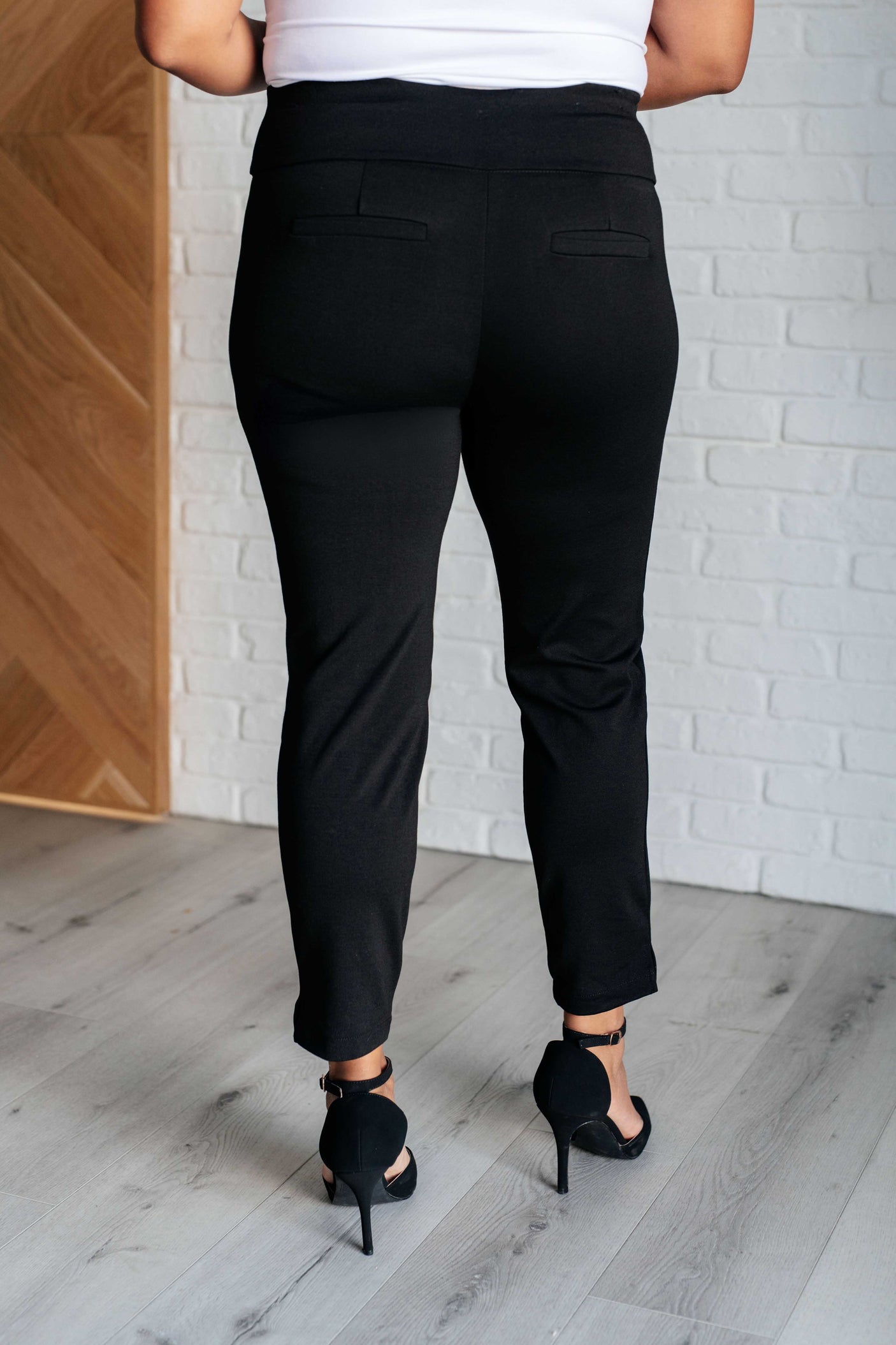Pantalones pitillo negros con corte tobillero mágico