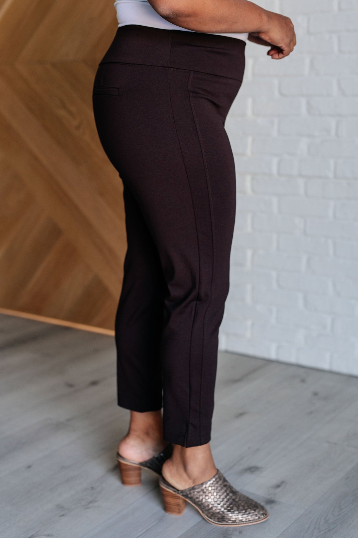 Pantalones pitillo tobilleros Magic en color chocolate