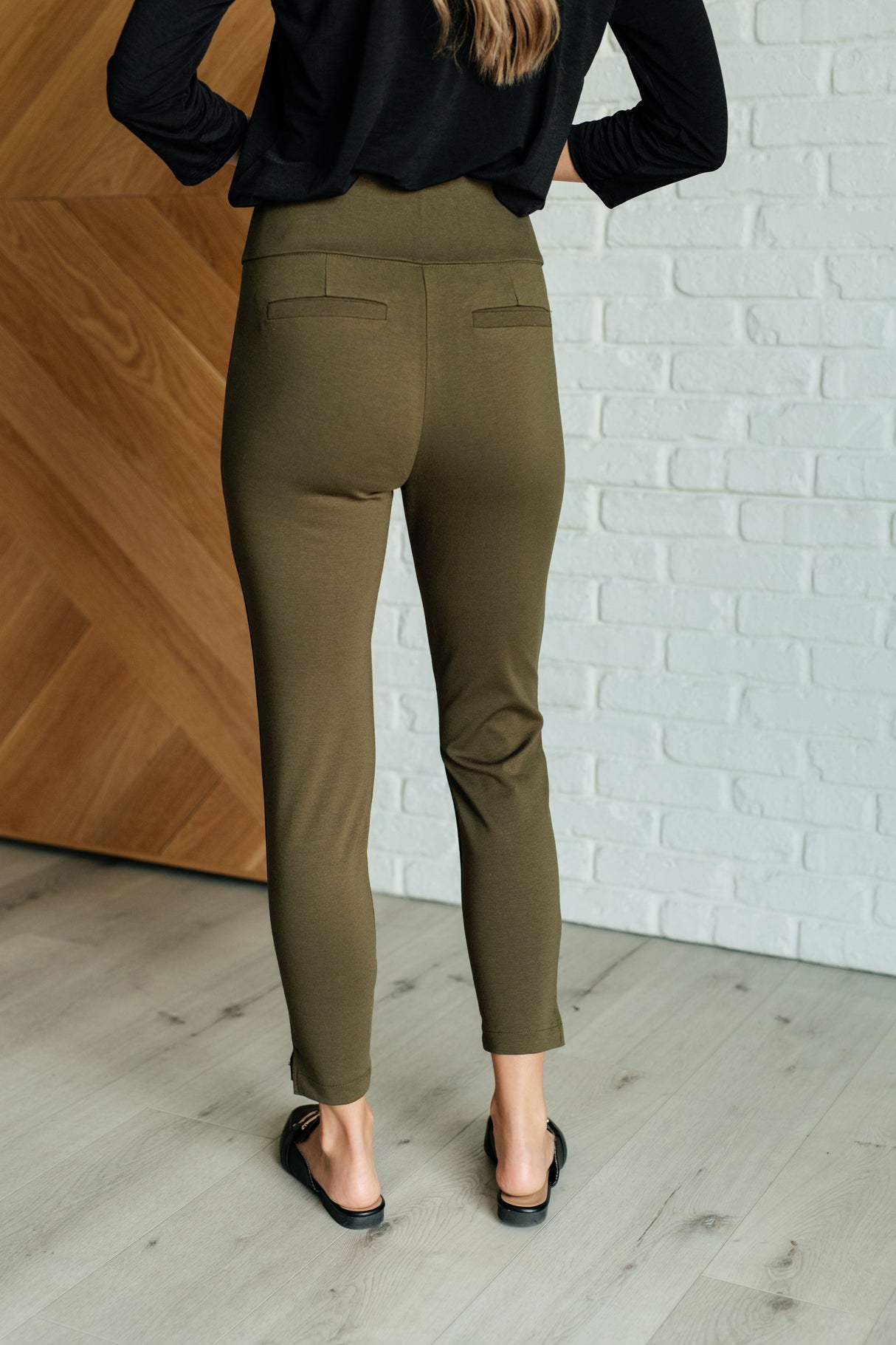 Pantalones pitillo tobilleros Magic en color oliva