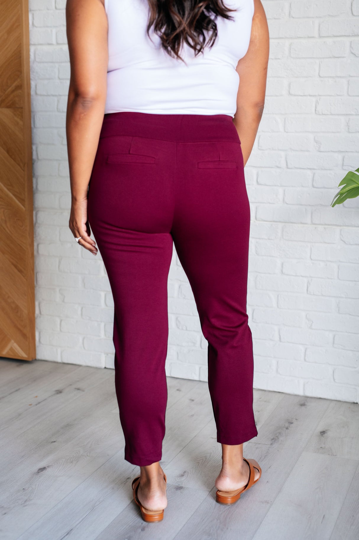 Pantalones pitillo tobilleros Magic en color vino