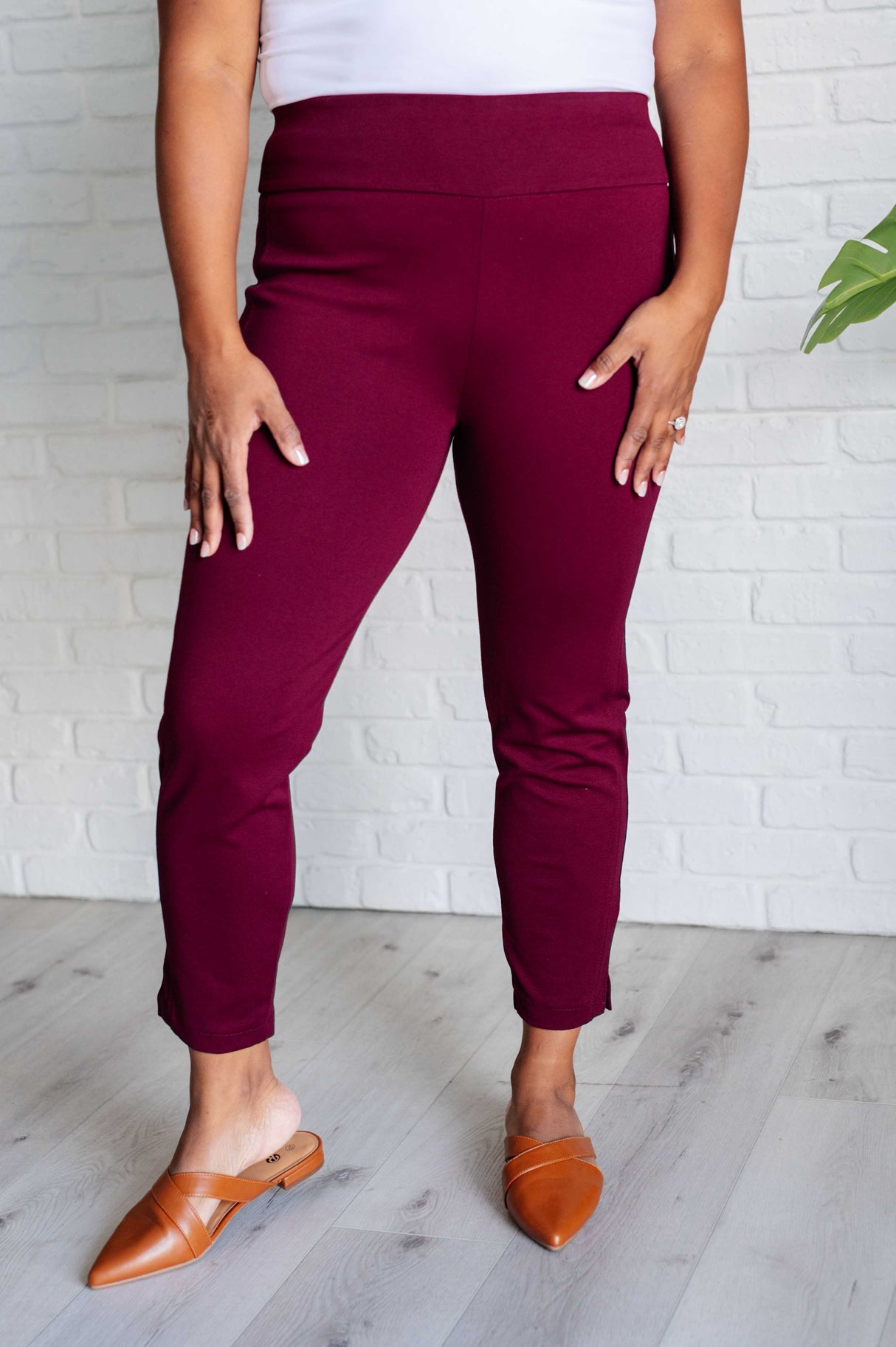 Pantalones pitillo tobilleros Magic en color vino