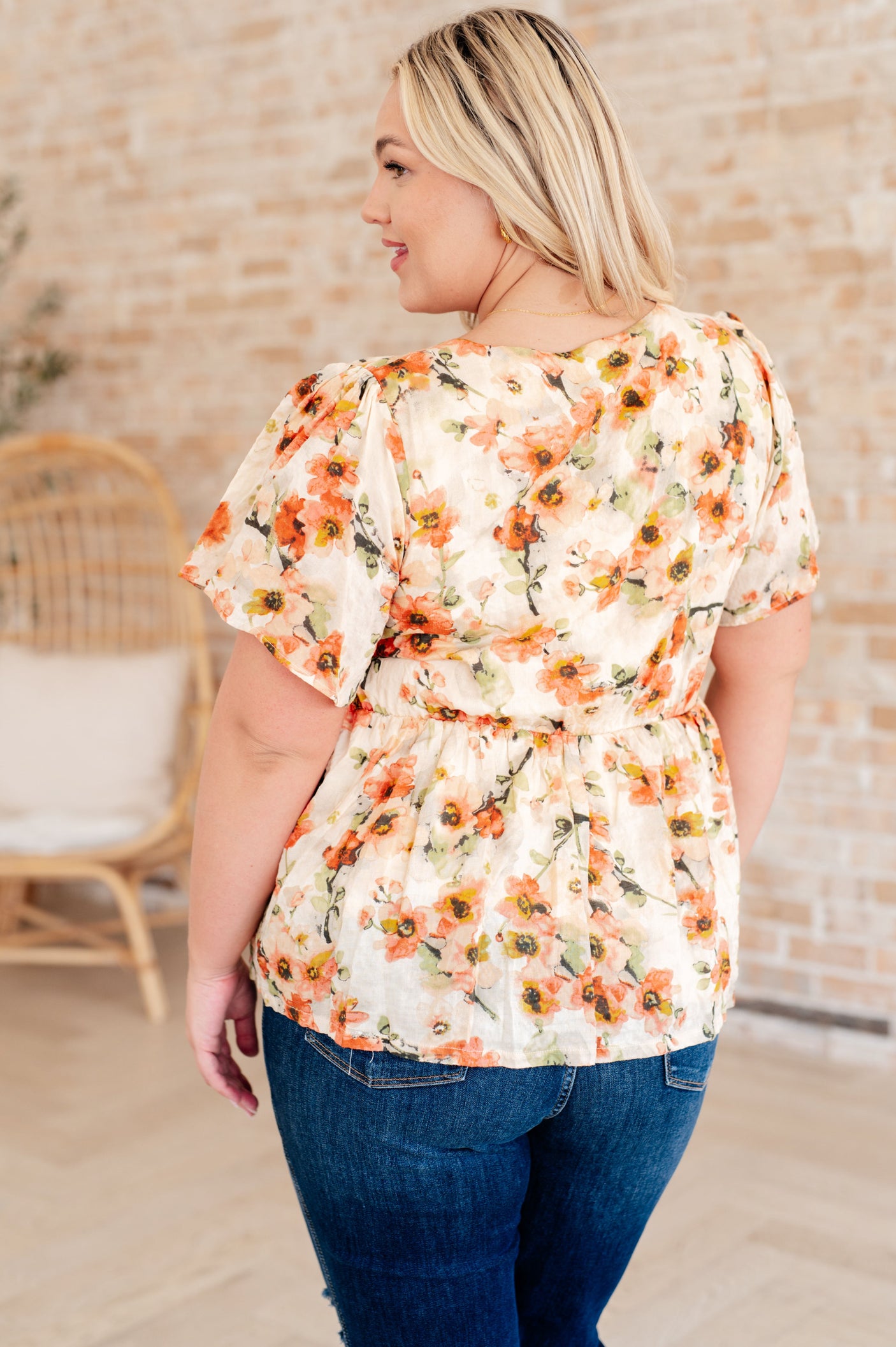 Blusa floral con cuello cuadrado de Magic Dance