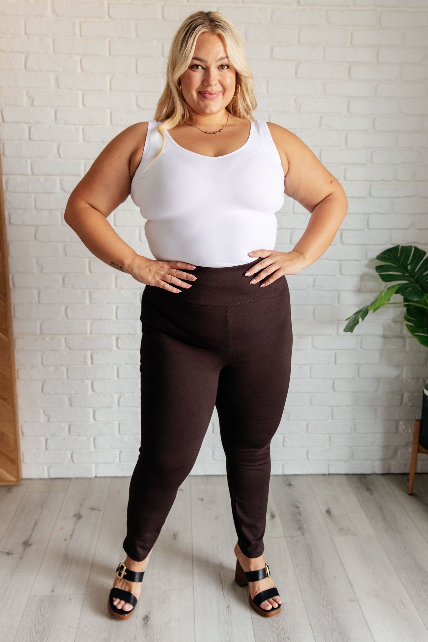 Pantalones Magic Skinny de 28" en color chocolate