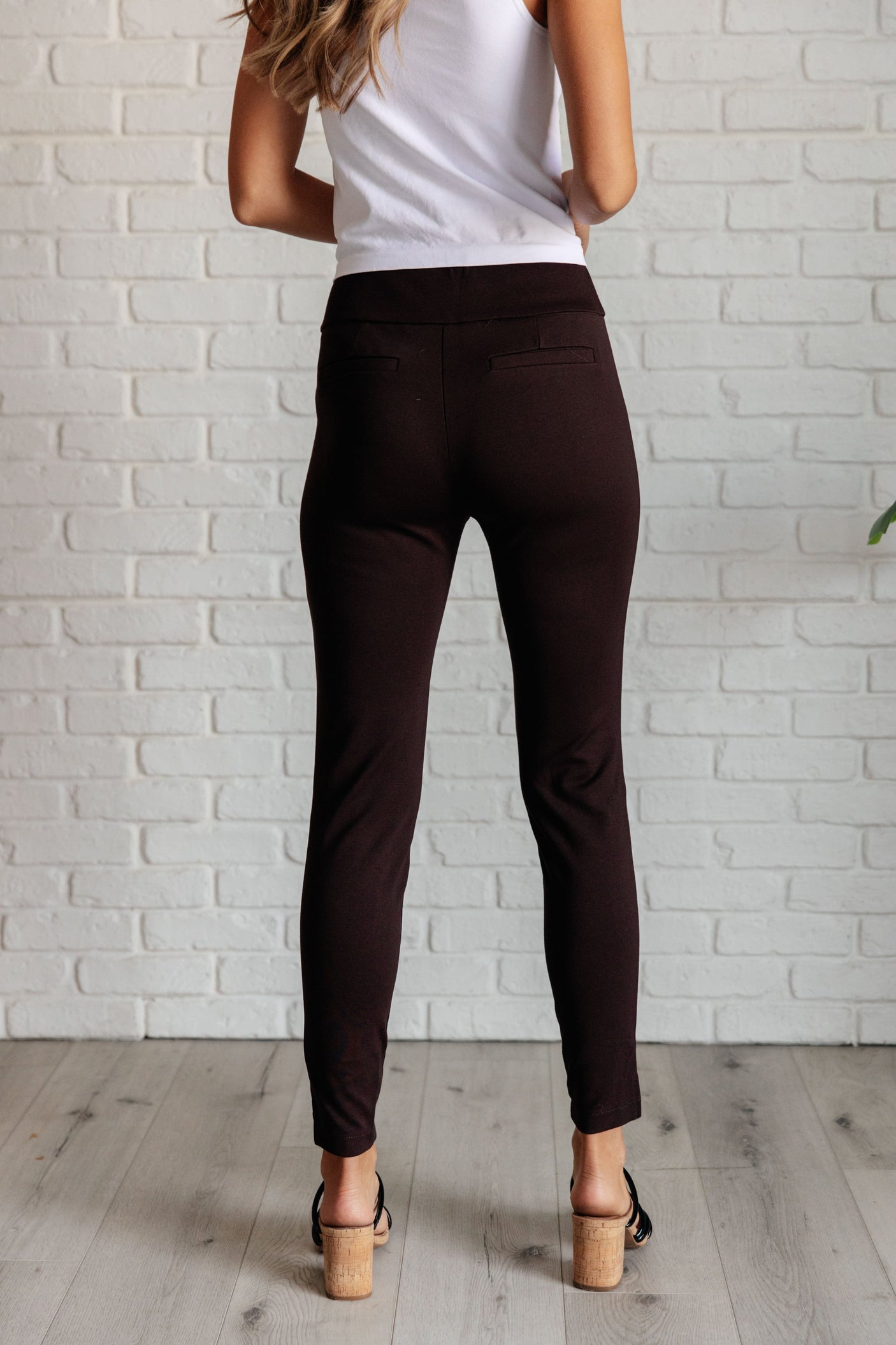 Pantalones Magic Skinny de 28" en color chocolate