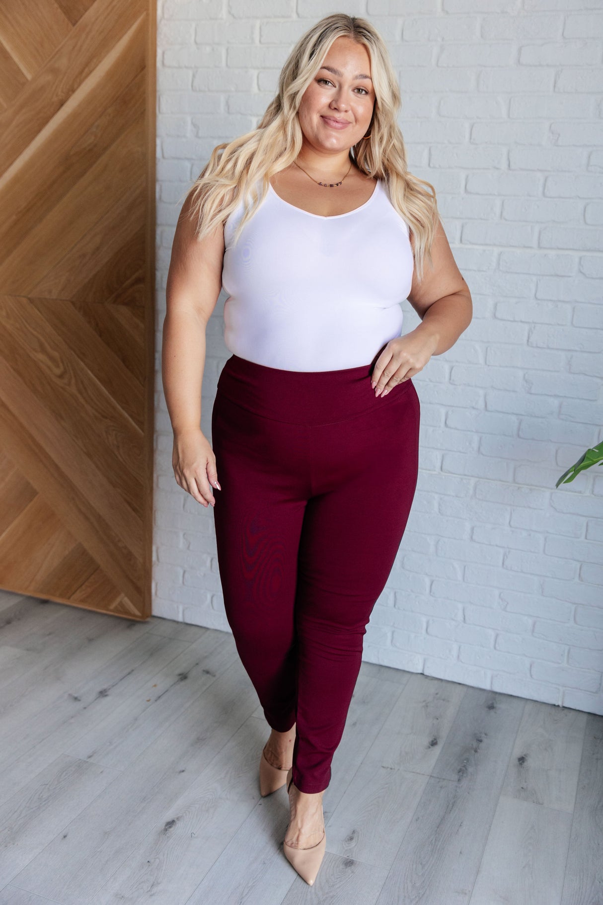 Pantalones Magic Skinny de 28" en color vino