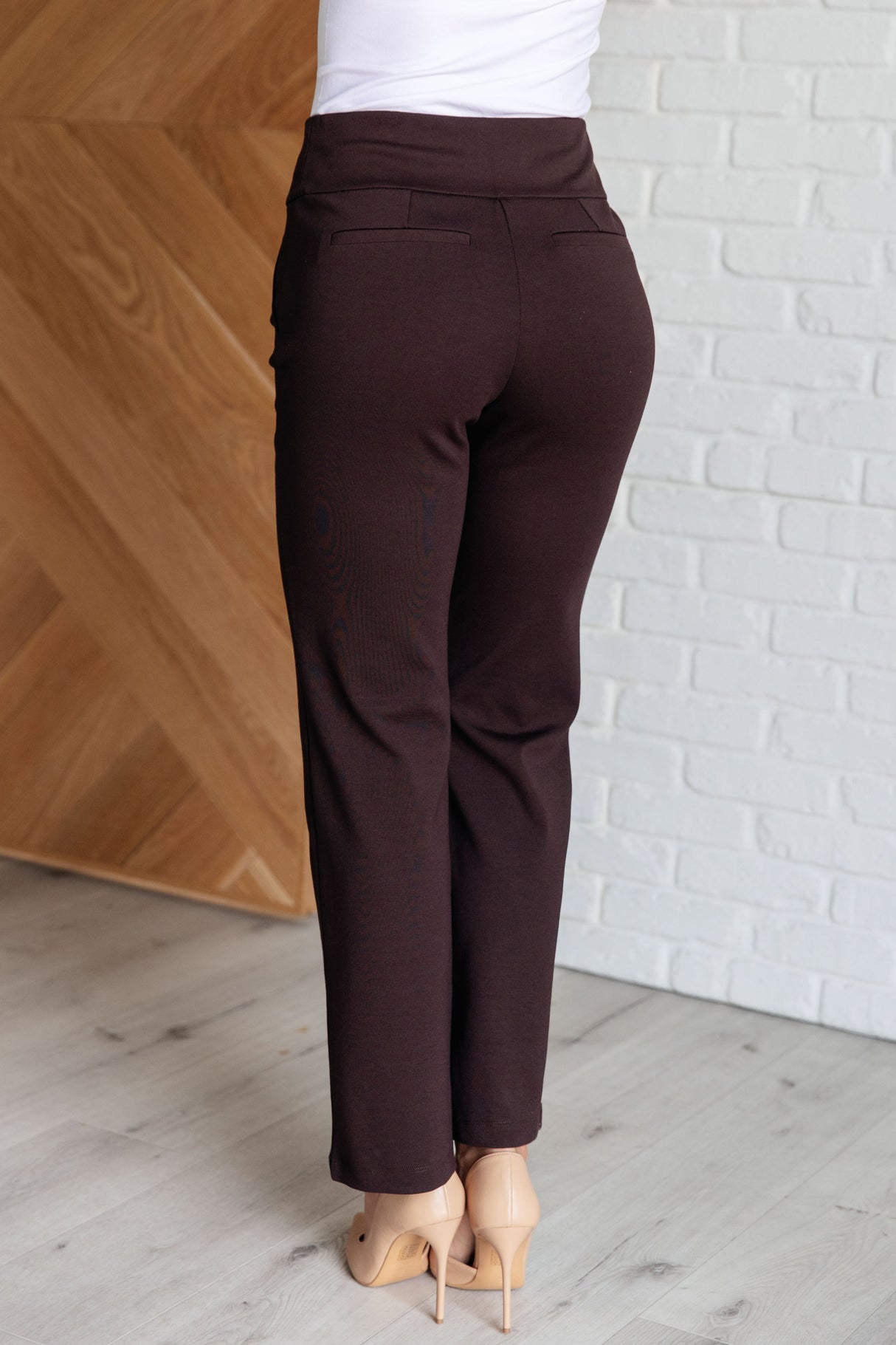 Pantalones rectos mágicos en color chocolate