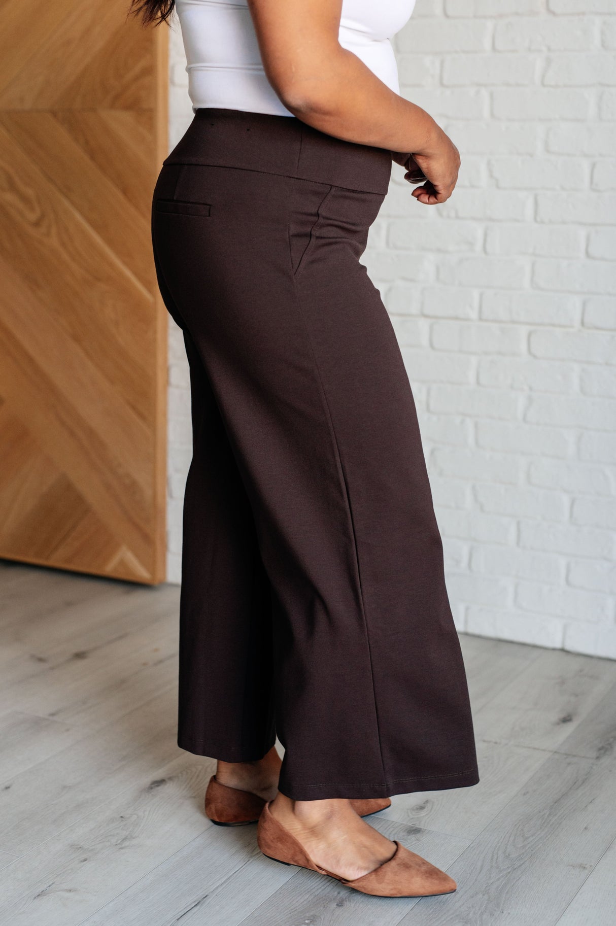 Pantalones cortos de pierna ancha Magic en color chocolate