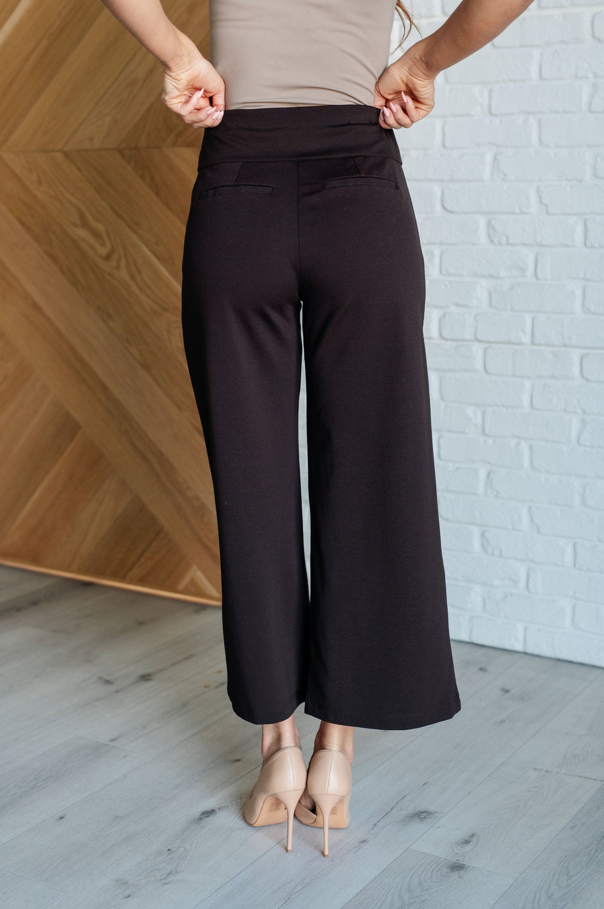 Pantalones cortos de pierna ancha Magic en color chocolate