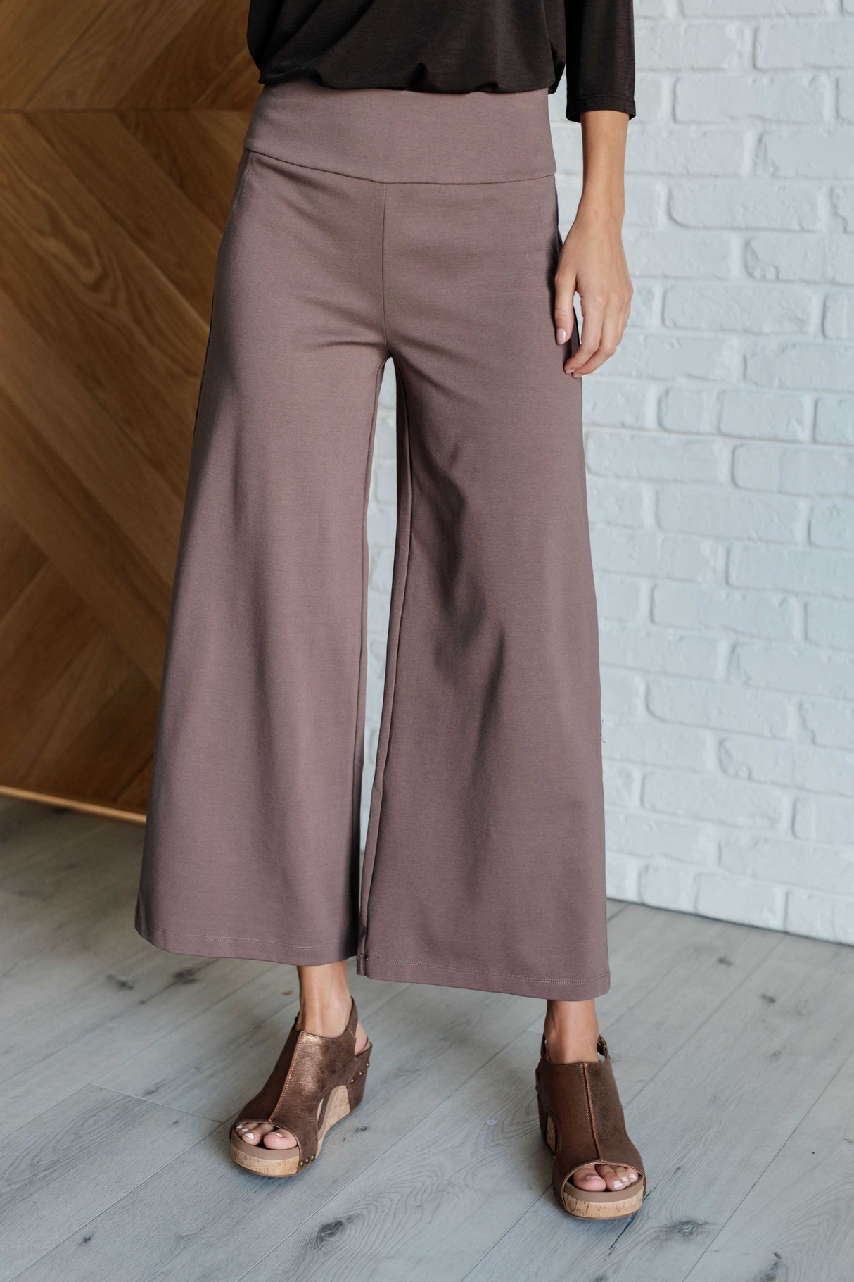 Pantalones cortos de pierna ancha Magic en moca oscuro