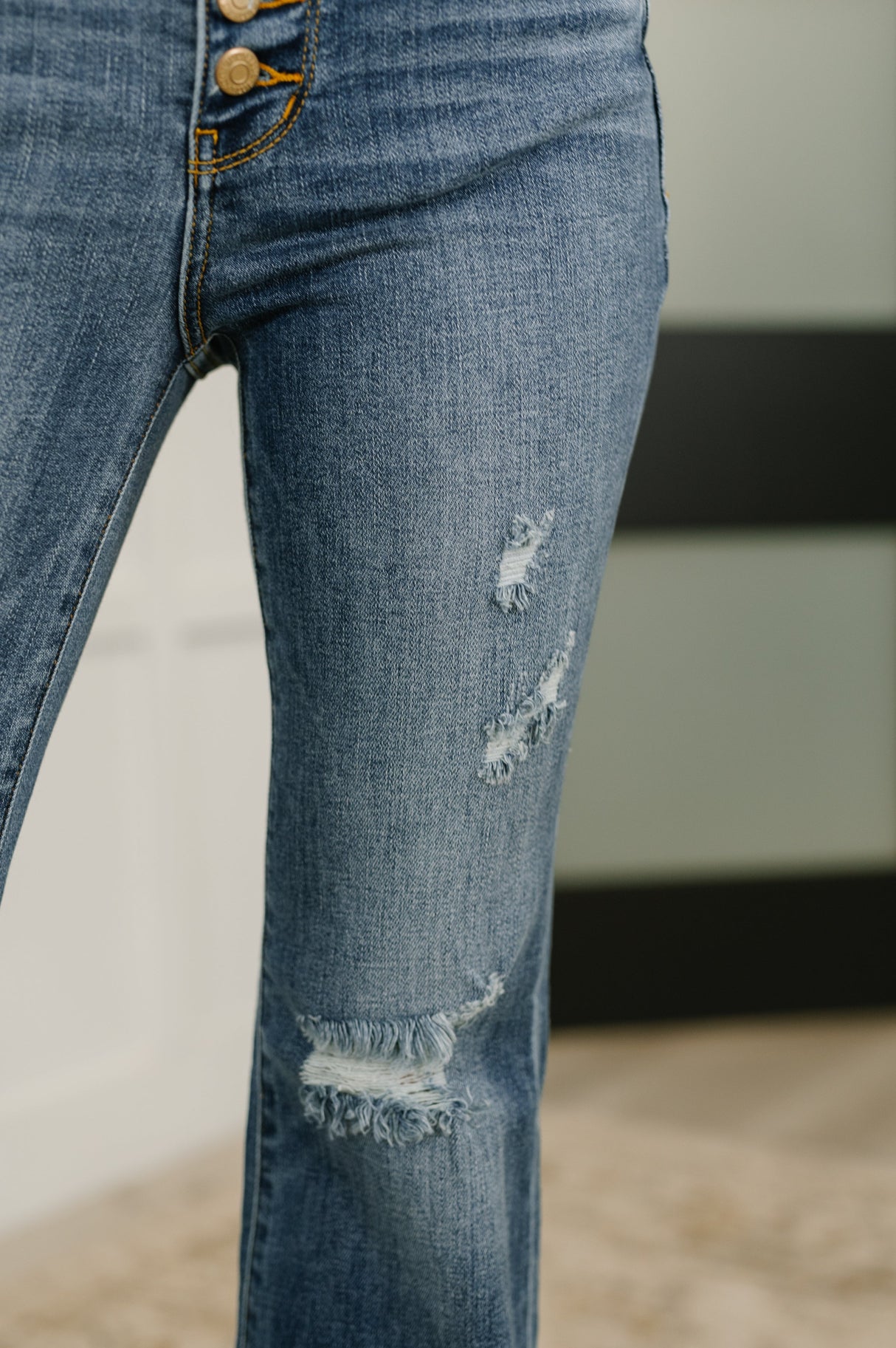Pantalón acampanado de tiro medio con botones y bajo deshilachado Marion