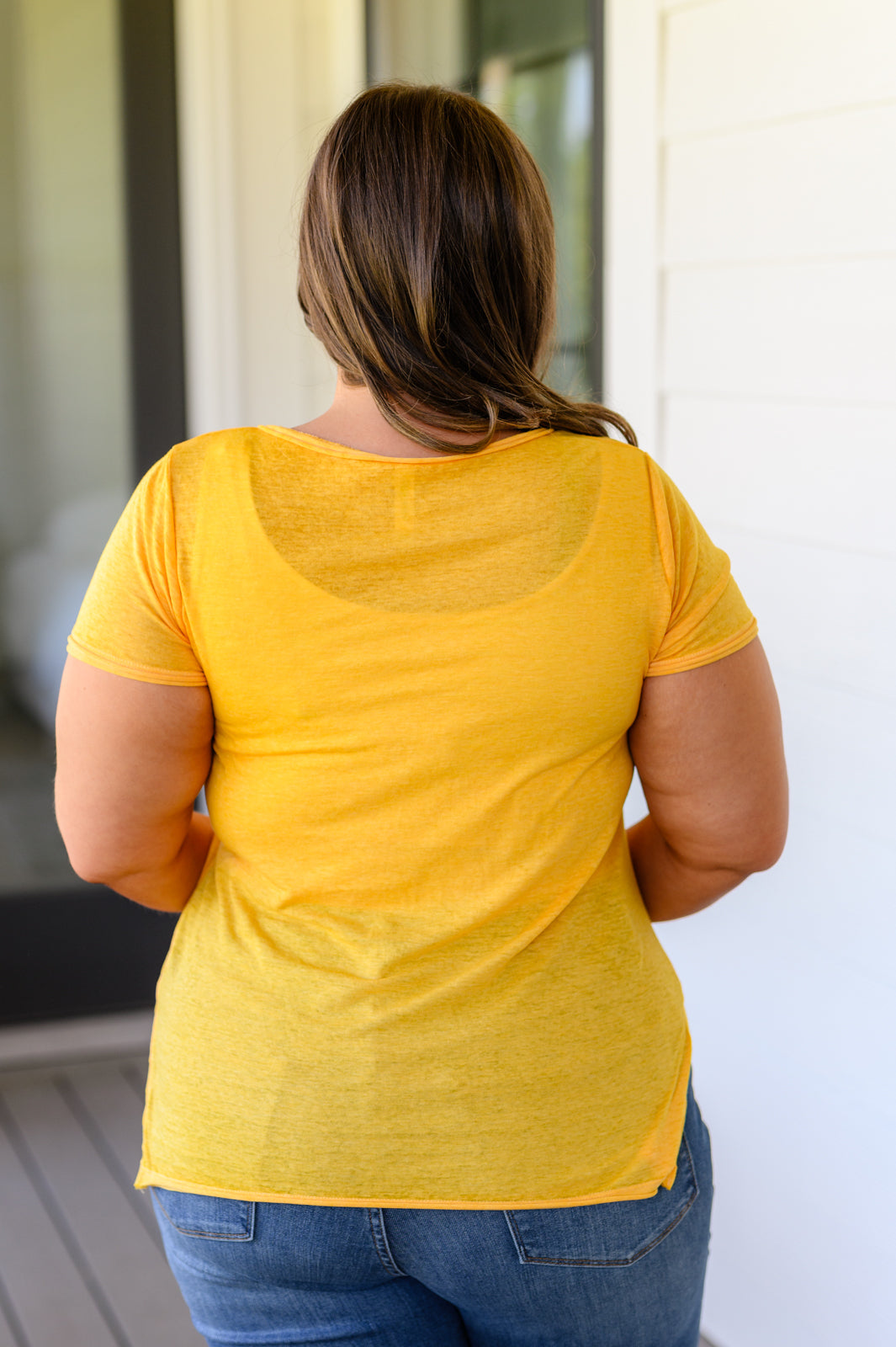 Camiseta Melange Burnout con cuello en V en color oro amarillo