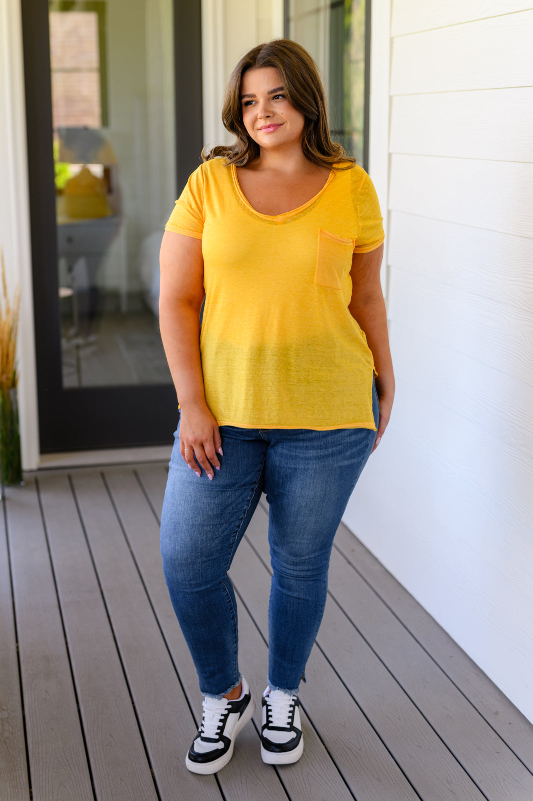 Camiseta Melange Burnout con cuello en V en color oro amarillo