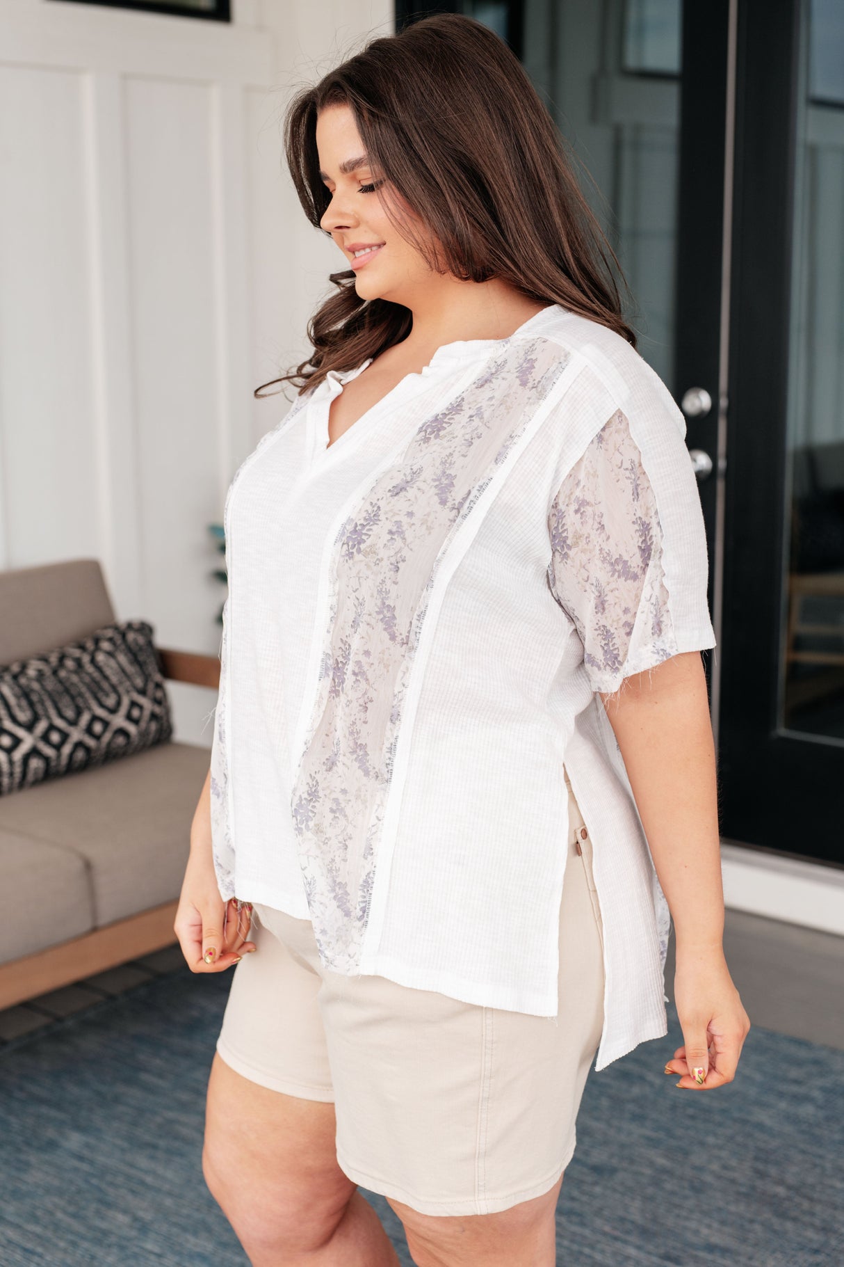 Top con detalles florales Mention Me en color marfil