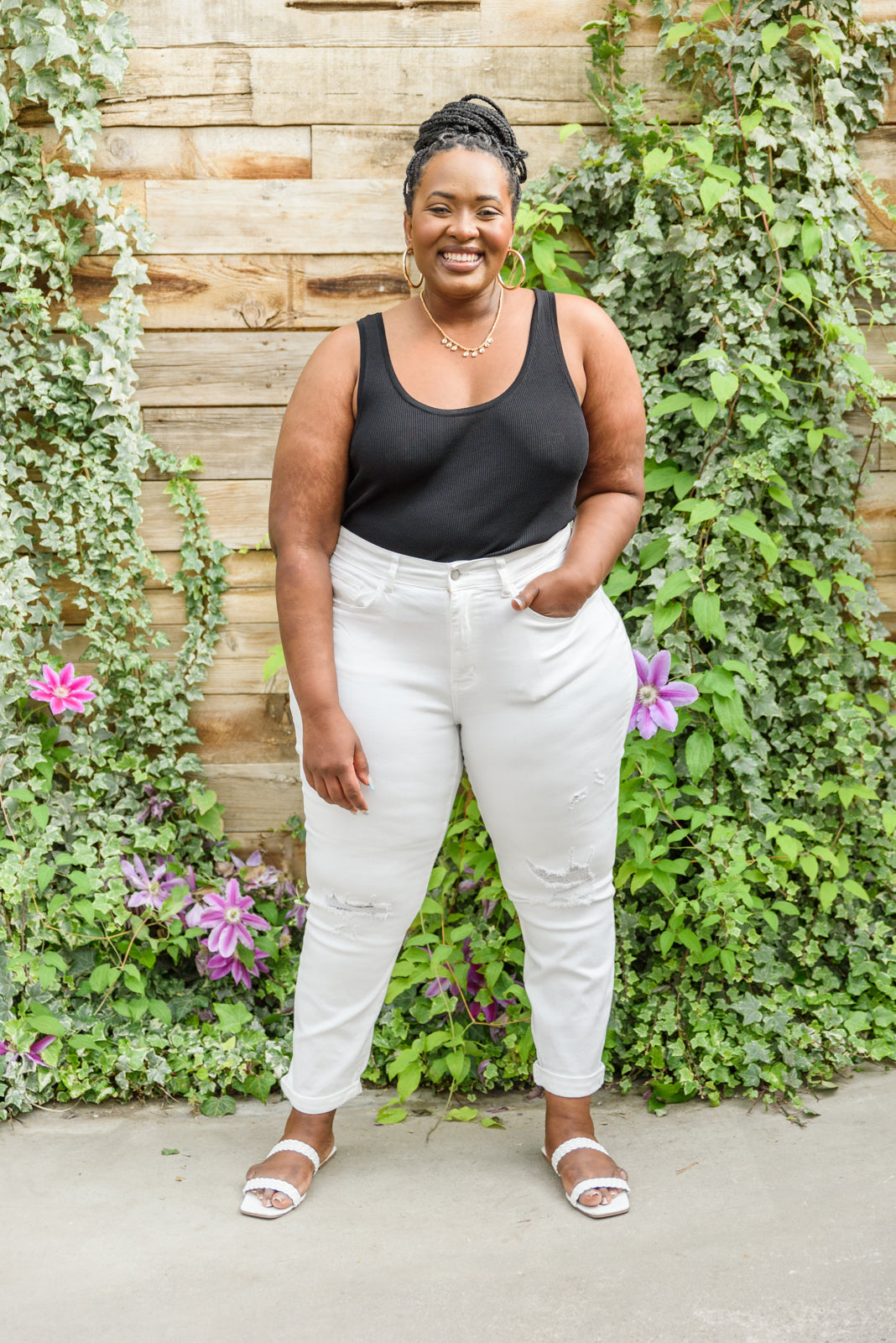 Jeans blancos desgastados de tiro medio estilo boyfriend
